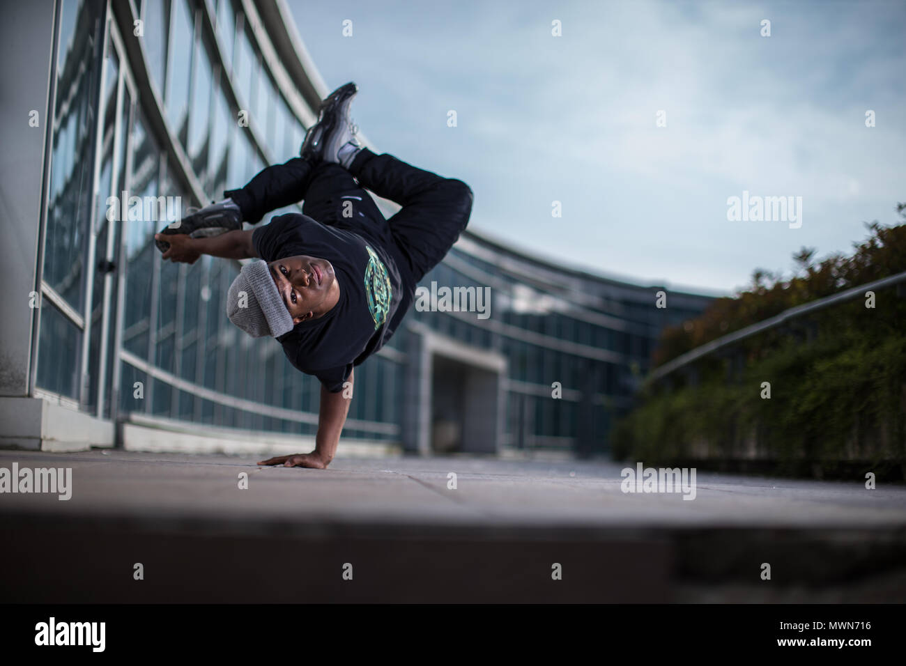 Breakdancer durante un freez al di fuori di un ristorante a Albino Foto Stock