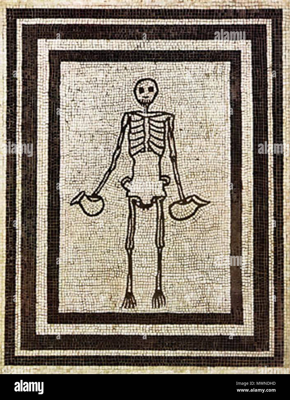 . Italiano: Lo scheletro coppiere (carpe diem) è onu mosaico (cm 91 x 70) rinvenuto a Pompei, oggi nel Museo Archeologico Nazionale di Napoli (inv. nr. 9978). Inglese: scheletro portante brocche, mosaico da Pompei; ora al Museo Archeologico Nazionale di Napoli . 1 ° secolo. Arte romana 492 pompei-scheletro Foto Stock