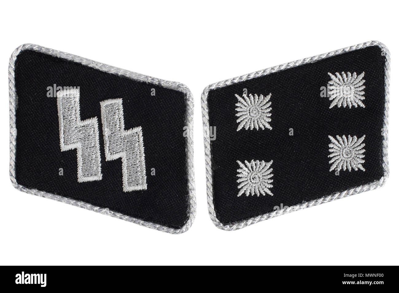 WW2 tedesco Waffen-SS insegne militari isolato su bianco Foto Stock