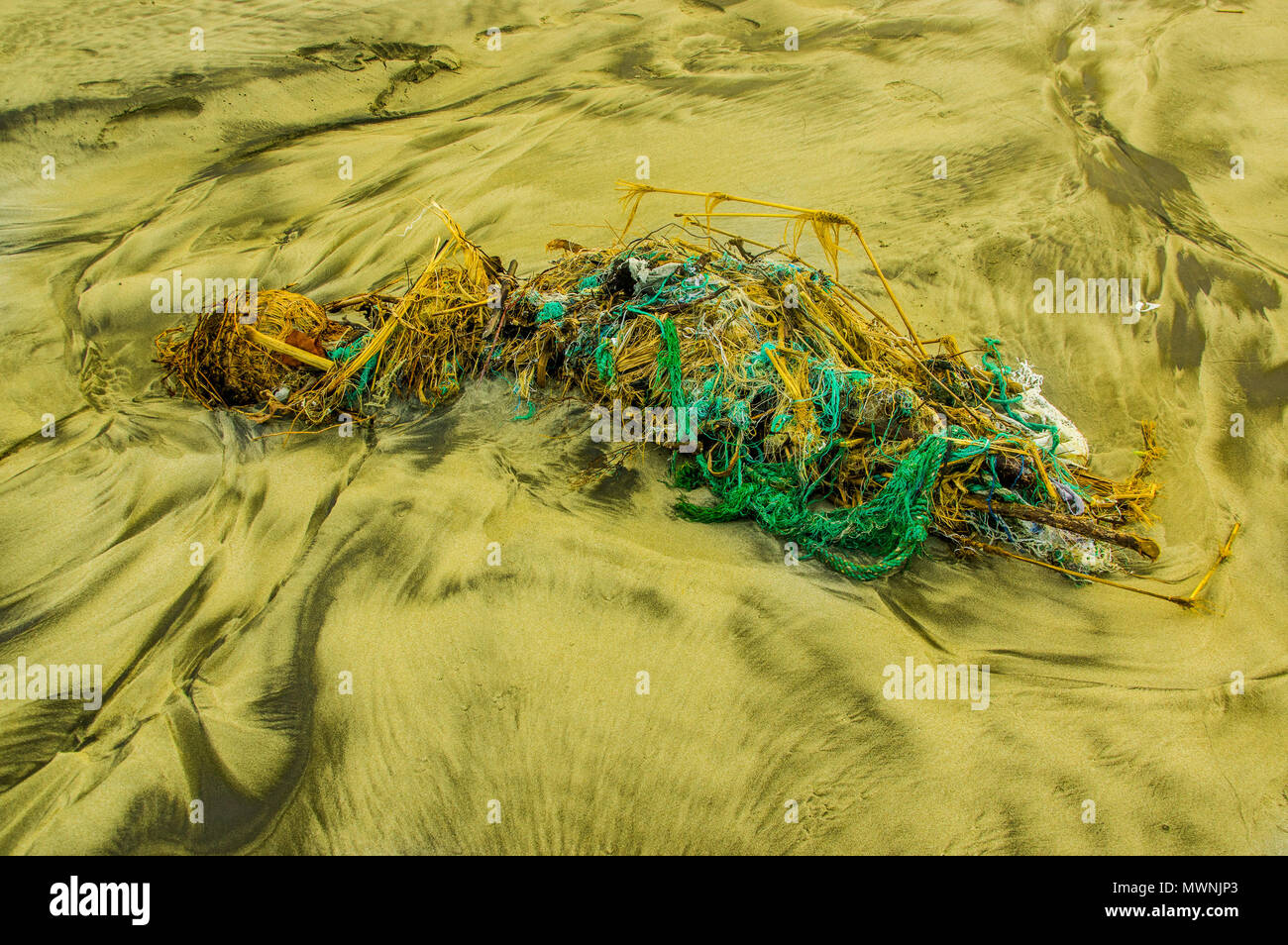 Vista esterna della rete da pesca e corde di spazzatura in spiaggia, ogni giorno, i rifiuti si accumulano sulla spiaggia della costa atlantica occidentale, arrivano da correnti oceaniche effetto Foto Stock