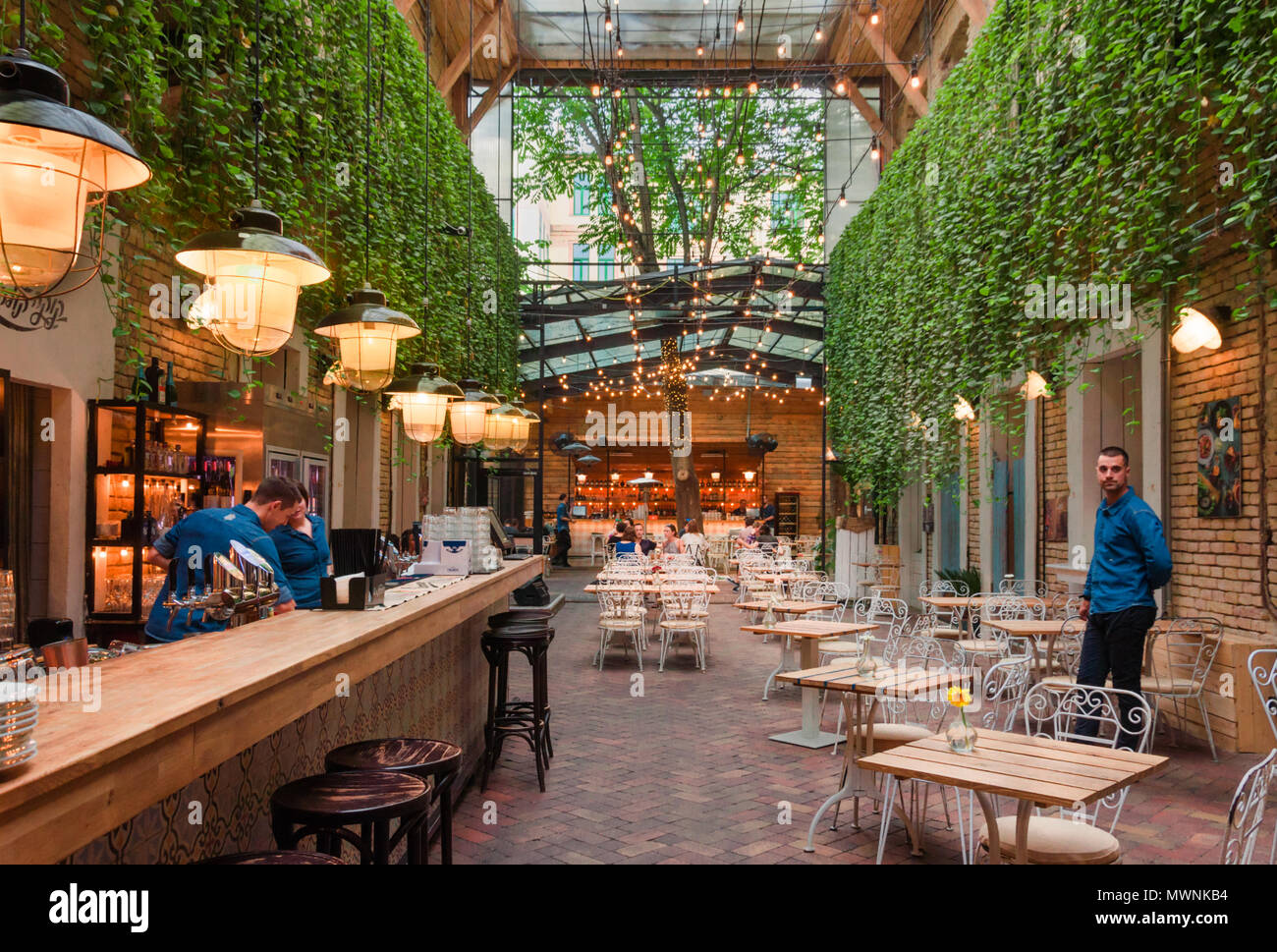 Mazel Tov, un ristorante Medio Orientale di Budapest nell'antico quartiere ebraico Foto Stock