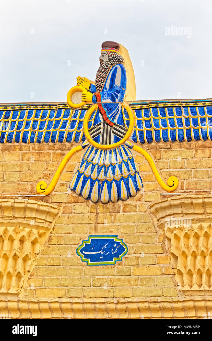 YAZD, IRAN - 5 Maggio 2015: Faravahar mosaico simbolo sul fuoco zoroastriano tempio Atash Behram nella città vecchia. Foto Stock
