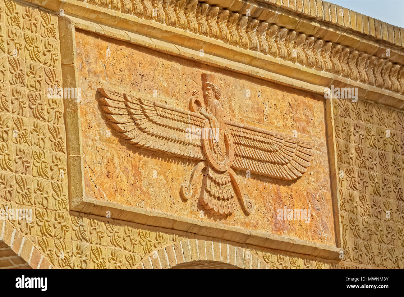 YAZD, IRAN - 5 Maggio 2015: Faravahar mosaico simbolo sul fuoco zoroastriano tempio Atash Behram nella città vecchia. Foto Stock