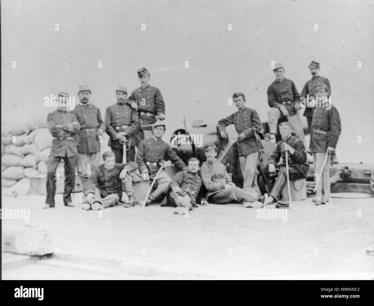 . Español: Artillería Nº2 (Oficiales en el Morro, Arica, 1880) . 4 dicembre 2012, 20:41:16. Sconosciuto Rgto 520-n2-artilleria Foto Stock