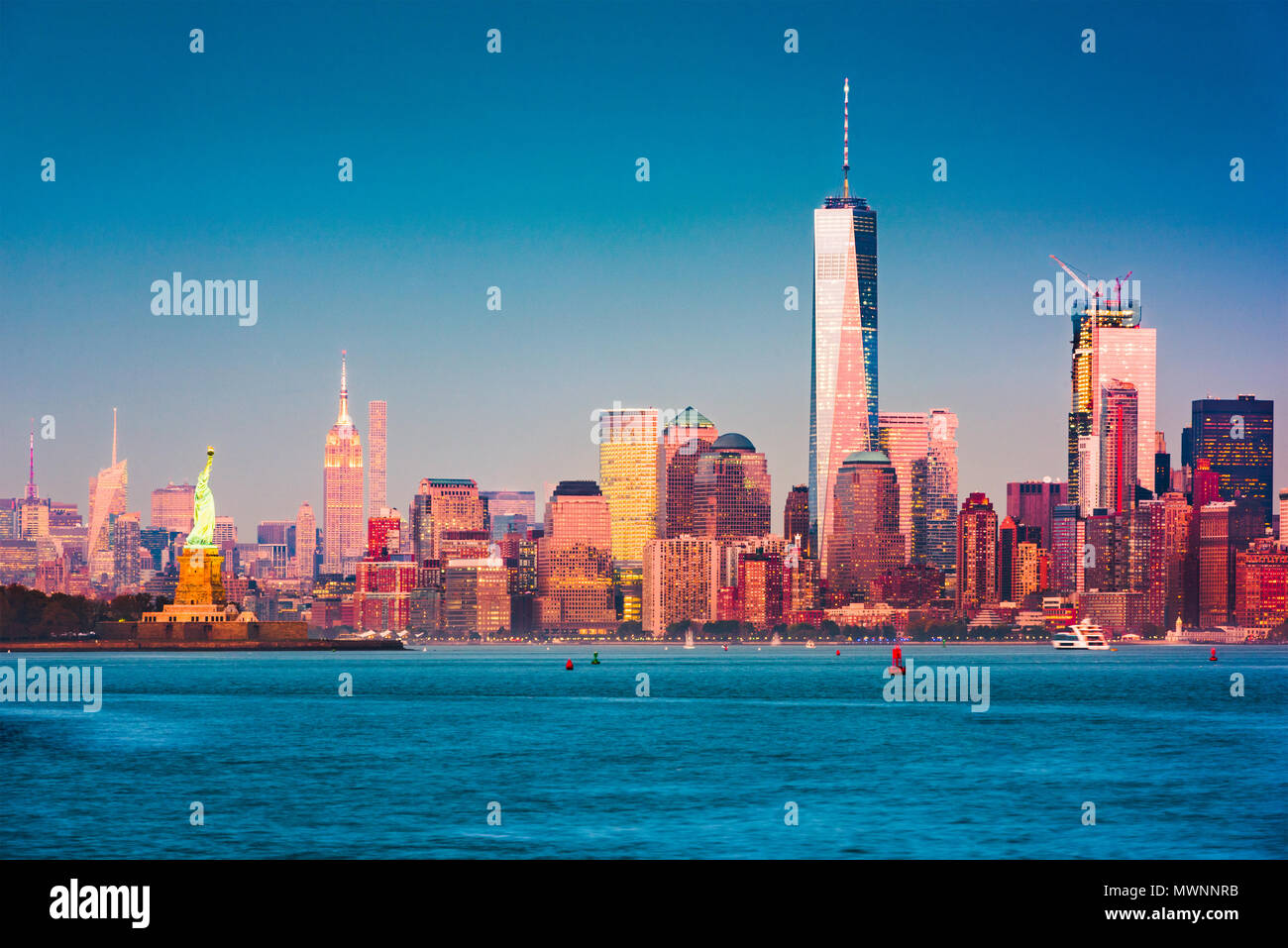 New York New York skyline di Manhattan dal porto al tramonto. Foto Stock