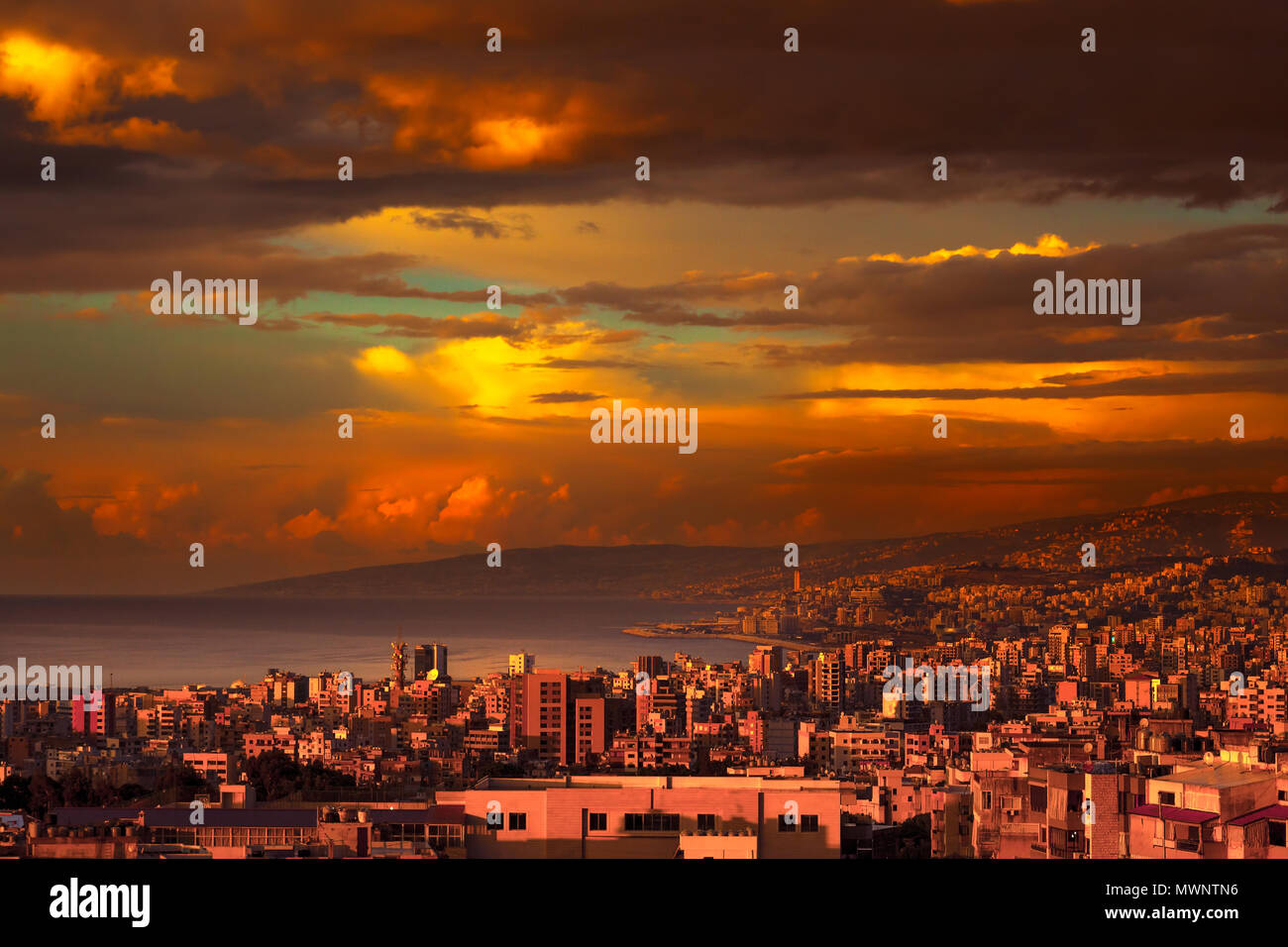 Bella città costiera sul tramonto, una vista fantastica della città si estende dalle montagne al mare, straordinaria vista panoramica, Libano Foto Stock