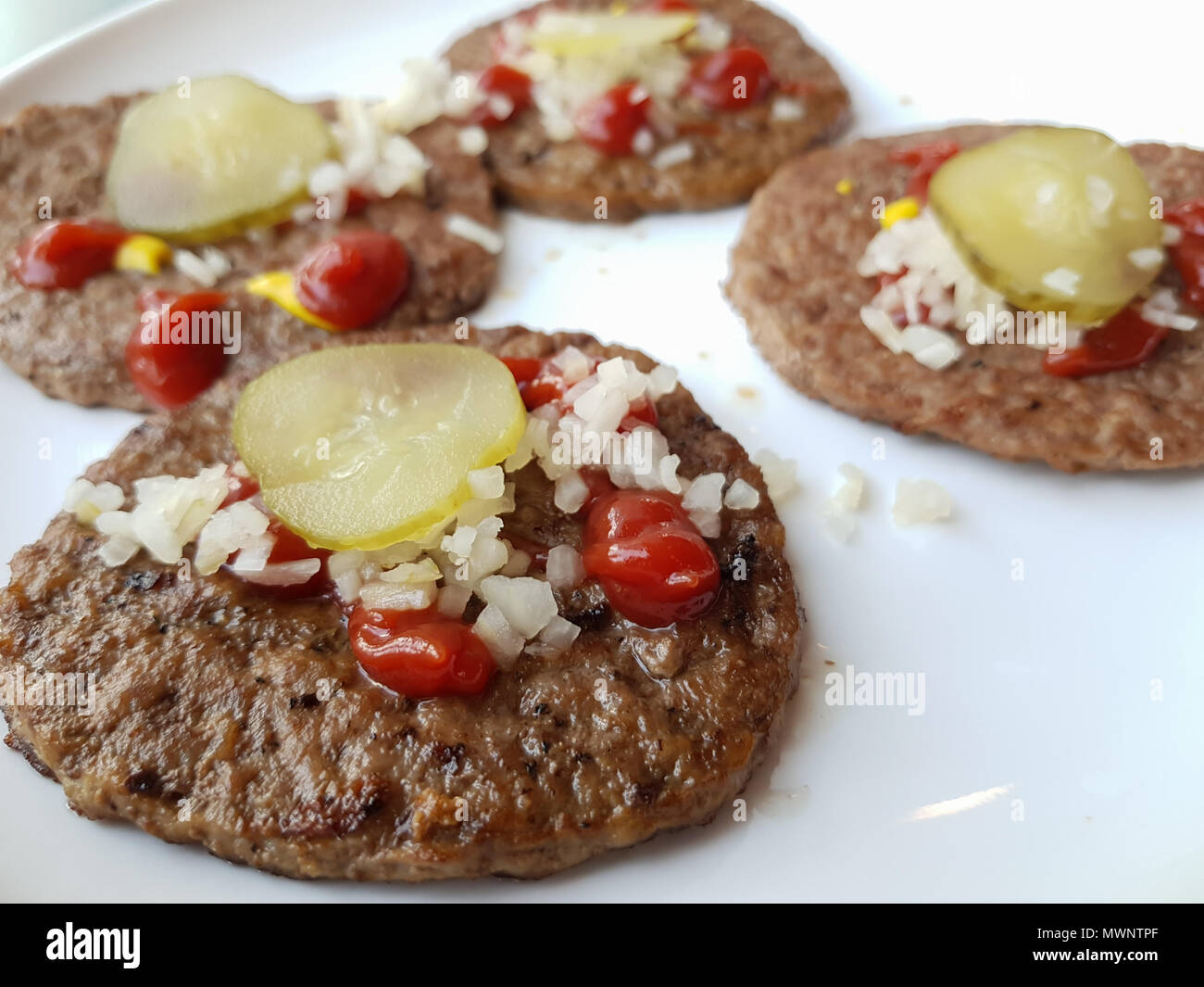 Hamburger di manzo bistecca servita su piastra Foto Stock