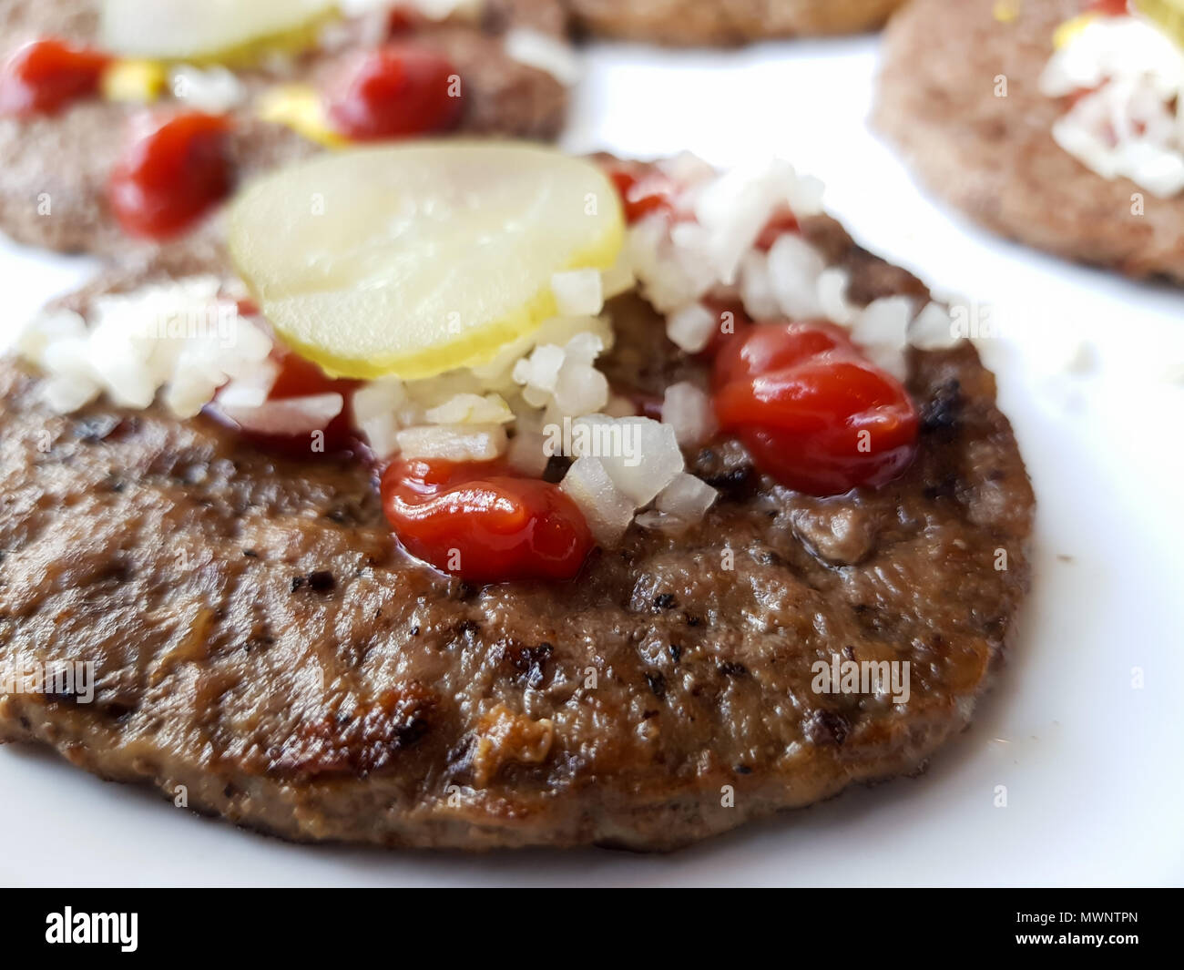 Hamburger di manzo bistecca servita su piastra Foto Stock