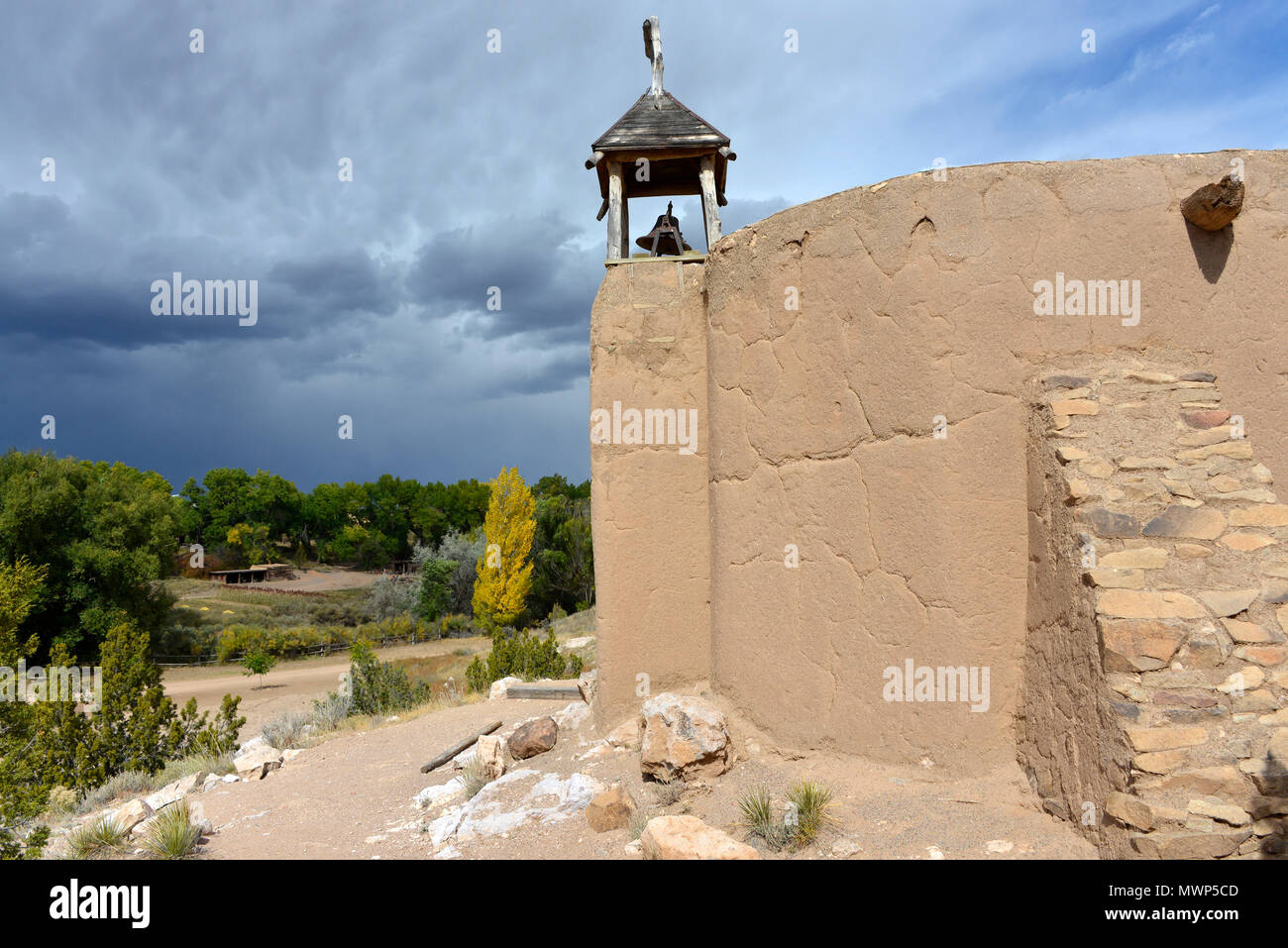 El Rancho de Las Golondrinas (Ranch di rondini), adobe stile coloniale spagnolo Penitente Meeting House con la cupola e il campanile, vicino a Santa Fe, NM, Stati Uniti d'America Foto Stock