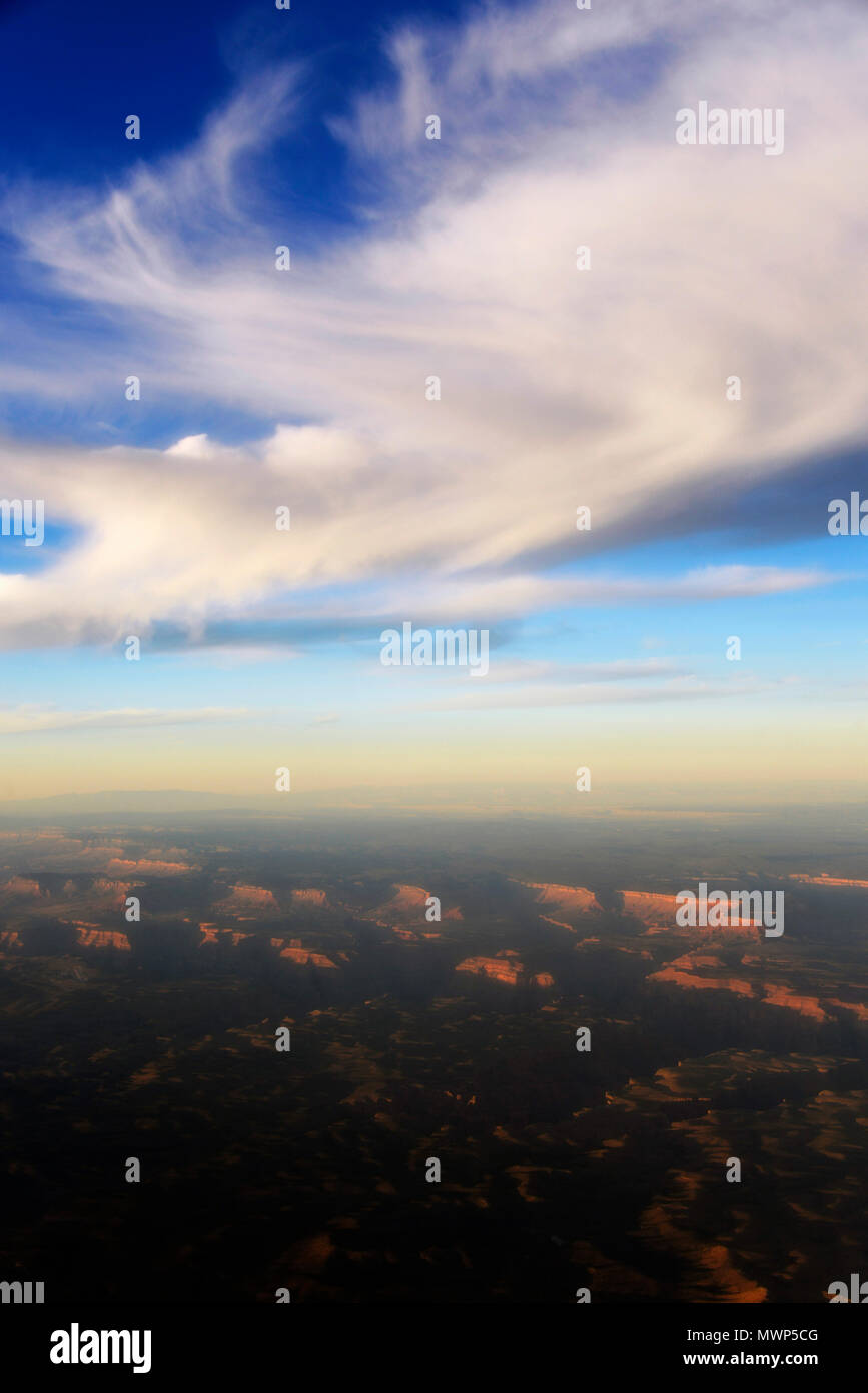 Cirrus nuvole visto da aereo con Grand Canyon sottostante al tramonto, il Grand Canyon, AZ, Stati Uniti d'America Foto Stock