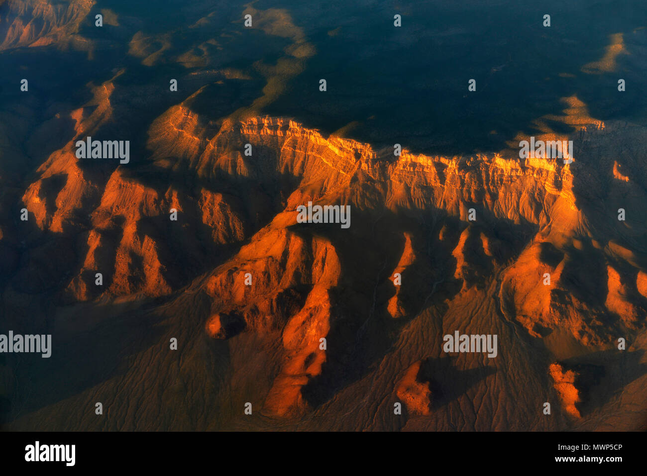 Deserto e le formazioni rocciose a est di Meadview, AZ, visto da aereo al tramonto con luce drammatica (reso in PS), STATI UNITI Foto Stock