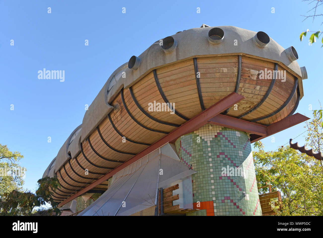 Architetto Bart Prince casa e studio, vista complessiva del designer organico costruito home, che mostra la capsula con 'oblò' windows di Albuquerque, NM, Stati Uniti d'America Foto Stock