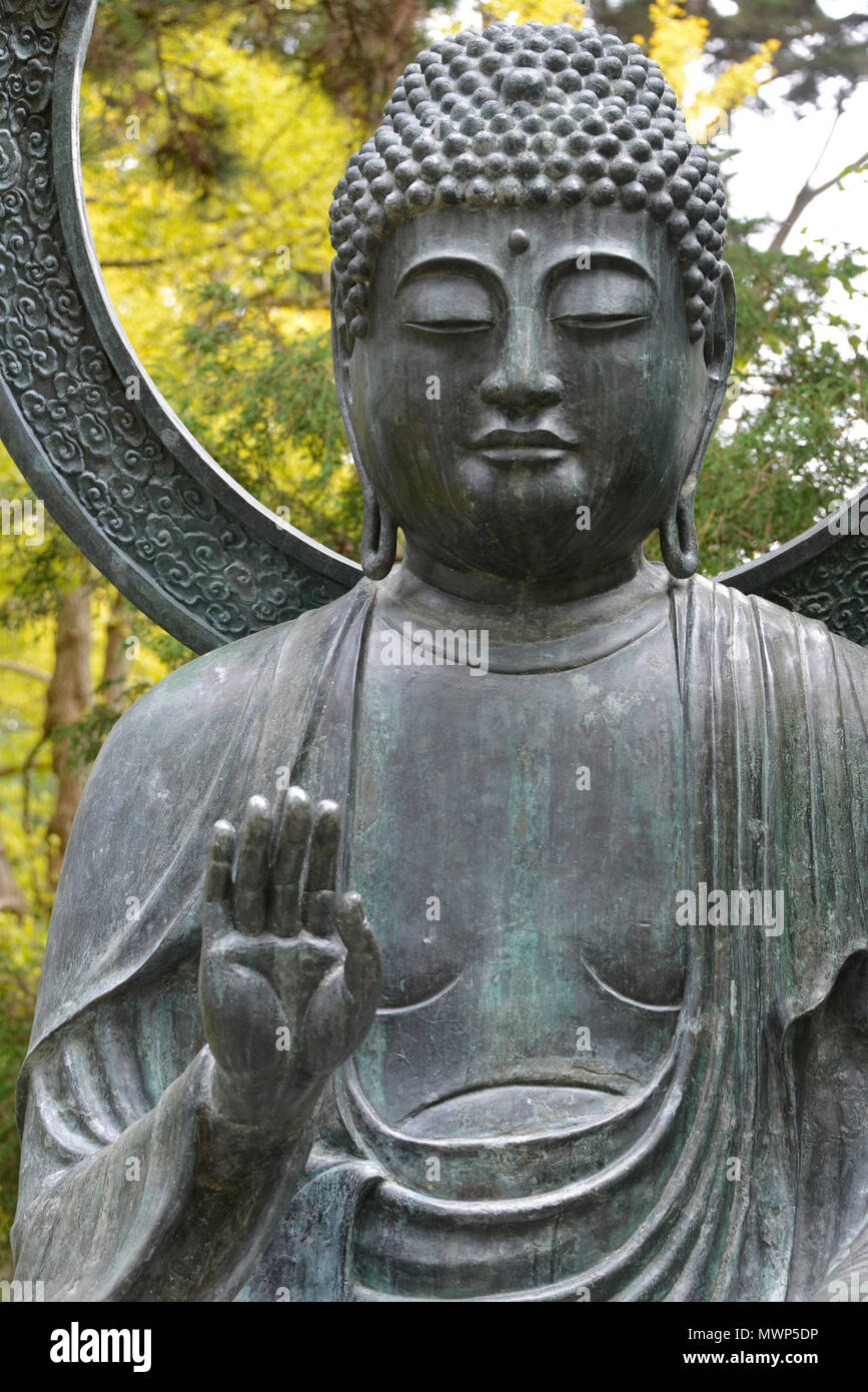 Buddha in bronzo (1790) con corona di luce, da Tajima Giappone, mano dando abhayamudra, Golden Gate Park, giardino giapponese del tè, San Francisco, CA, Stati Uniti d'America Foto Stock
