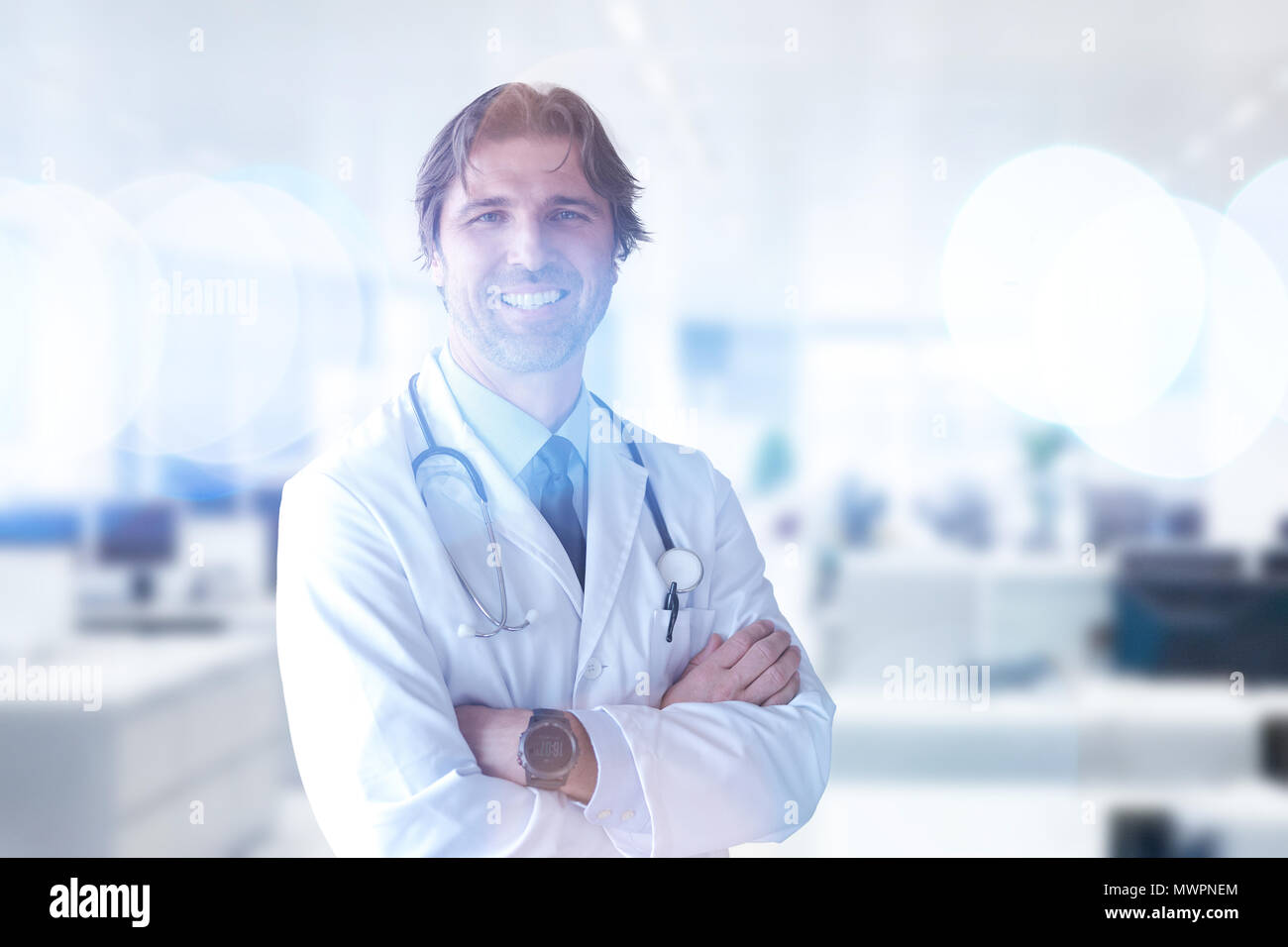 Ritratto di smilling senior medico di medicina a sua ordinazione Foto Stock
