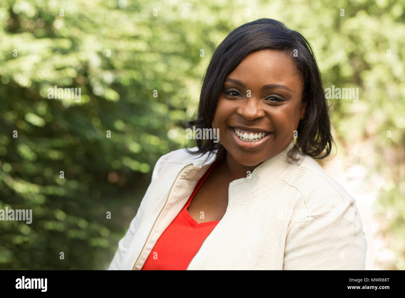 Felice americano africano Donna sorridente Foto Stock