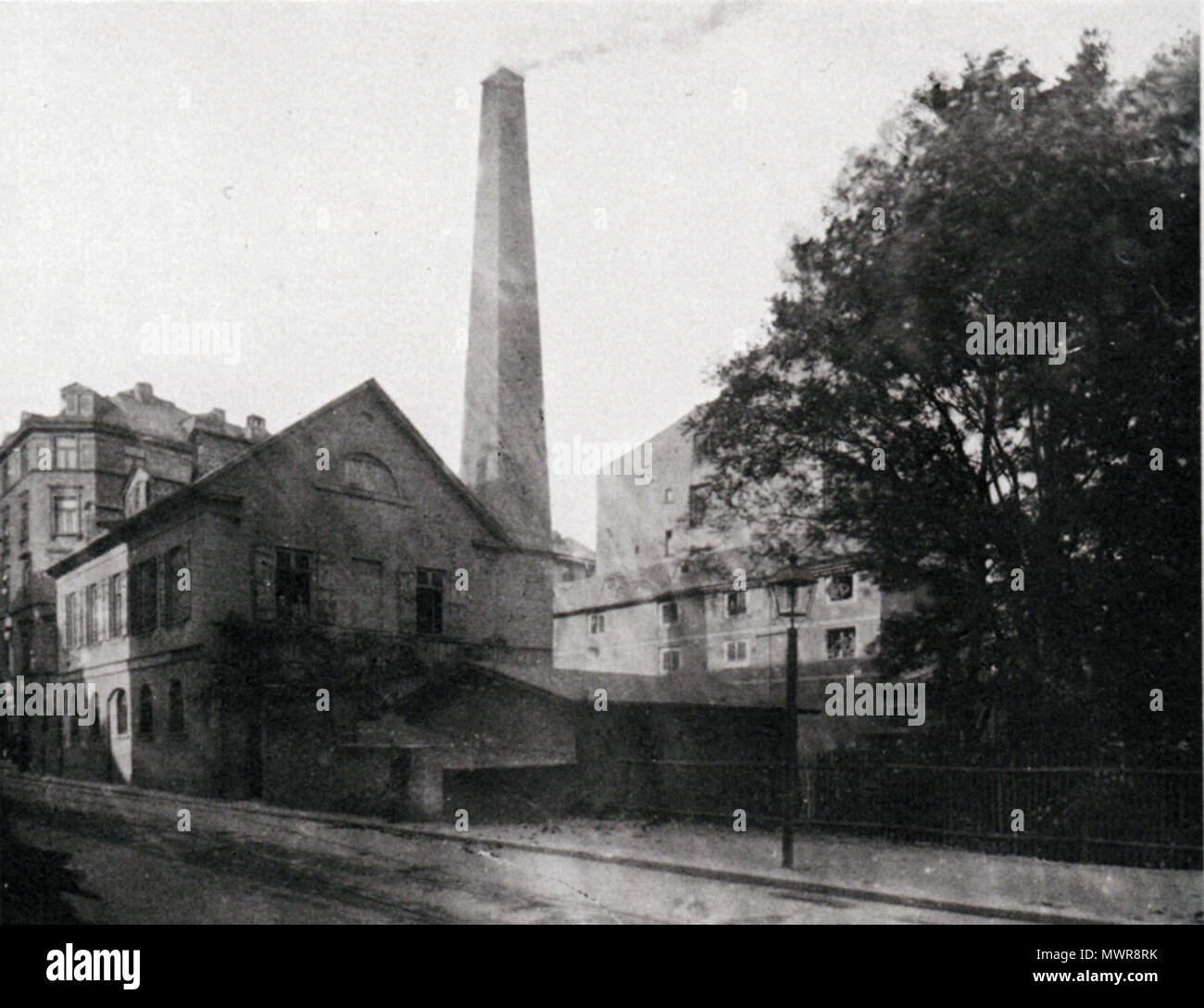 . Deutsch: Chemische Werke Lucius und Saul um 1885 Anmerkung: Die Quelle datiert die Boccherini auf 1885, damals gab es die Chemischen Werke Lucius und Saul schon nicht mehr. Es kann sich anche um nur ein Foto des ehemaligen Fabrikgebäudes handeln, das in der quelle falsch zugeordnet wurde. Inglese: impianto chimico Lucio e Saul intorno al 1885. Nota: la sorgente date la foto al 1885; quindi l'Impianto Chimico Lucio e Saul già non esisteva. Così potrebbe essere solo una foto della ex fabbrica edificio che è stato assegnato in modo errato nella sorgente. prima del 1885, probabilmente tra il 1871 e il 1874. Nazioni Unite Foto Stock