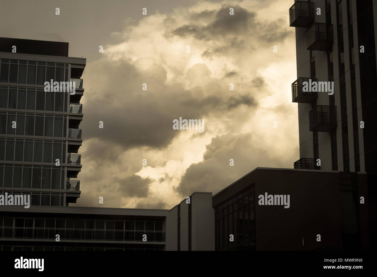 Nuvole temporalesche dietro la costruzione di sagome Foto Stock