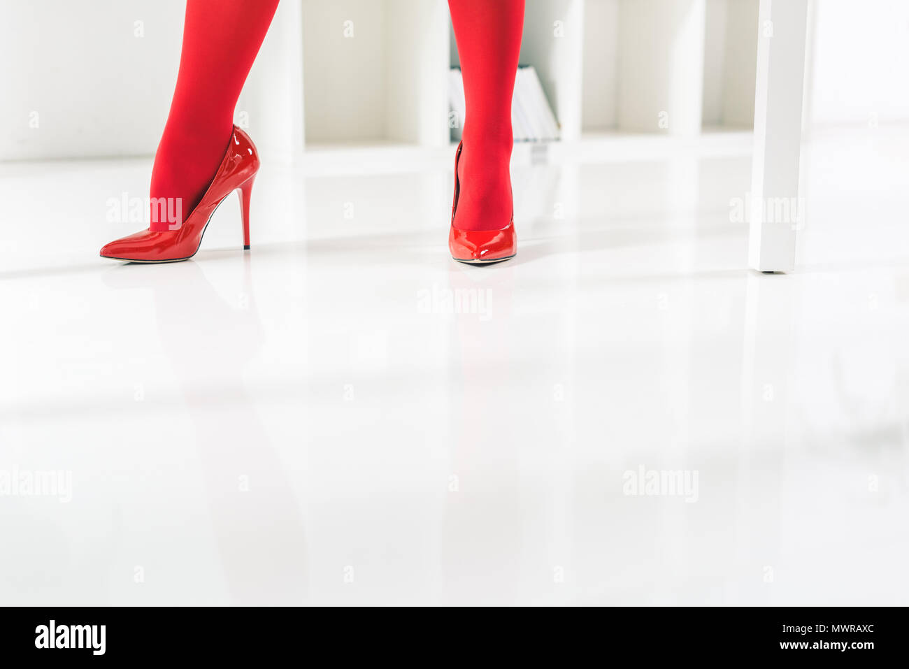 Bassa sezione di moda donna in rosso collant e tacchi Foto Stock