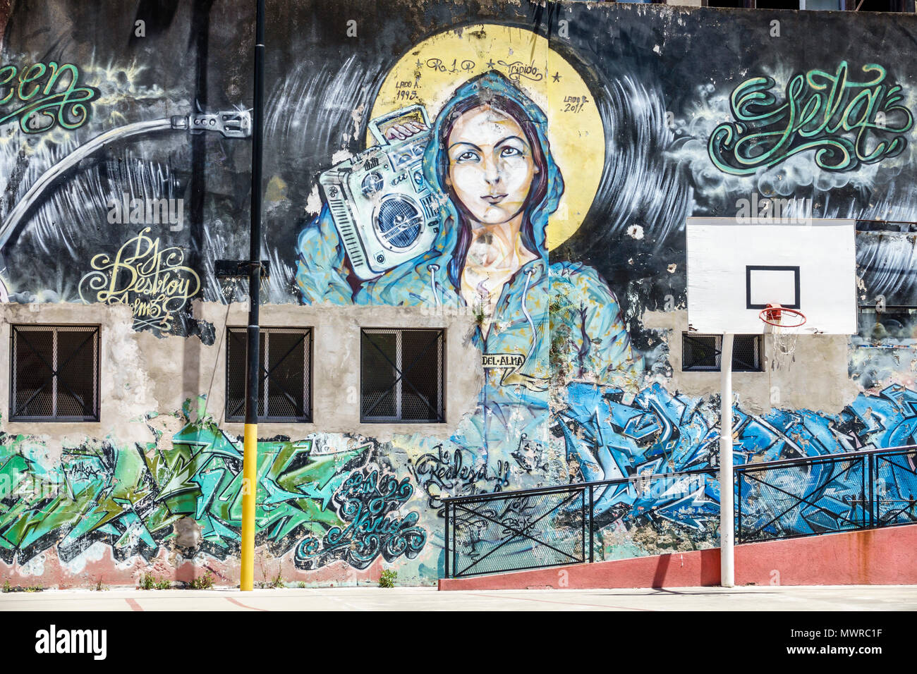 Buenos Aires Argentina,San Telmo,Escuela 26 scuola di grado, cortile della scuola, campo di pallacanestro, arte grafica graffiti Foto Stock