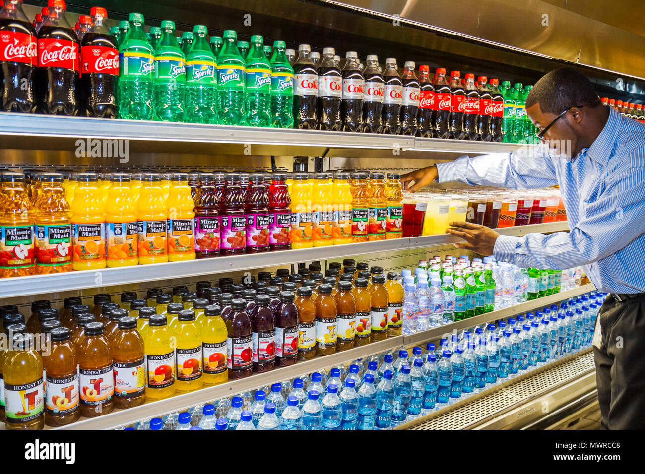 Washington DC DC, National Portrait Gallery, Donald W, Reynolds Center for American Art and Portraiture, caffetteria, frigorifero, succhi di frutta Foto Stock