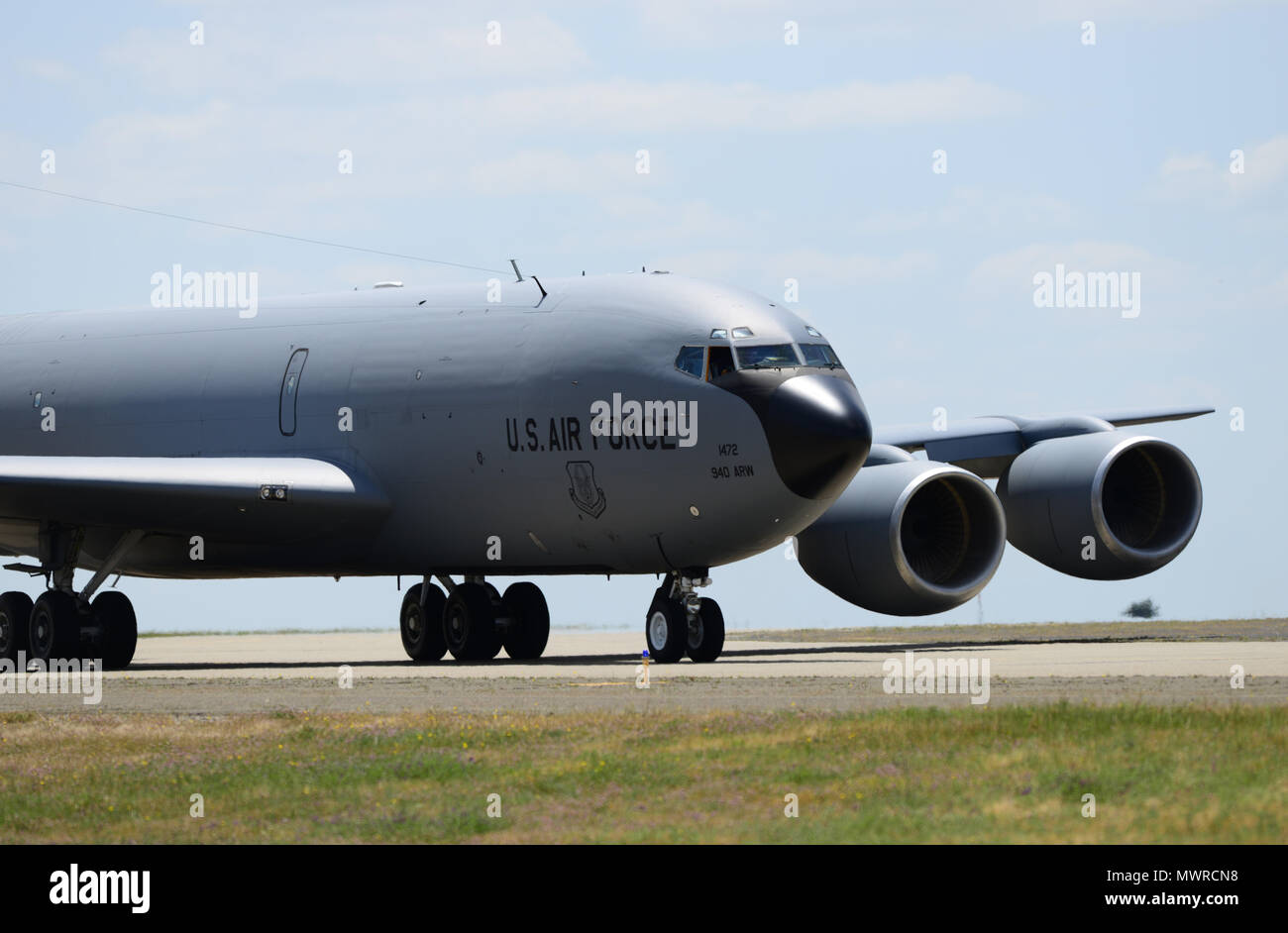 Una KC-135 Stratotanker taxi la pista durante la Beale Air & Space Expo Aprile 27, 2018 a Beale Air Force Base in California. L'Expo è stato il primo open house Beale ospitato dal 2011. (U.S. Air Force foto di Airman 1. Classe Tristan D. Viglianco) Foto Stock