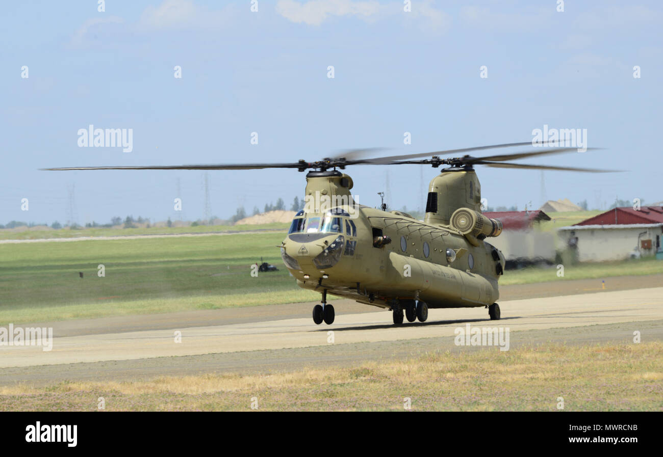 Un CH-47 Chinook taxi la pista durante la Beale Air & Space Expo Aprile 27, 2018 a Beale Air Force Base in California. L'Expo è stato il primo open house Beale ospitato dal 2011. (U.S. Air Force foto di Airman 1. Classe Tristan D. Viglianco) Foto Stock