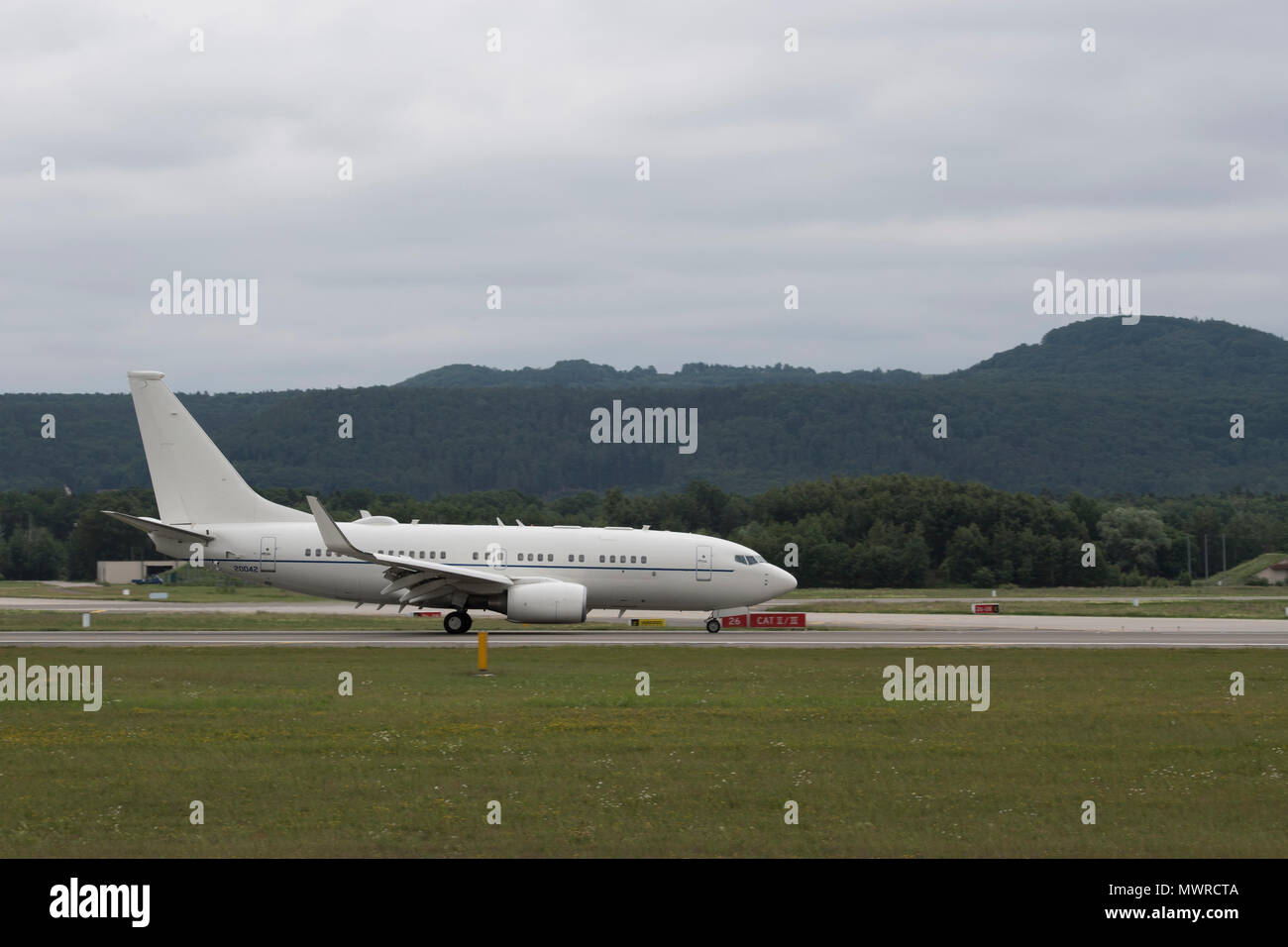 Un U.S. Air Force C-40B Clipper, assegnato per la 86Airlift Wing, tocca giù a Ramstein Air Base, Germania, 29 maggio 2018. Il C-40B è uno dei 23 aeromobili a Ramstein la flotta. (U.S. Air Force foto di Senior Airman Devin M. Rumbaugh) Foto Stock