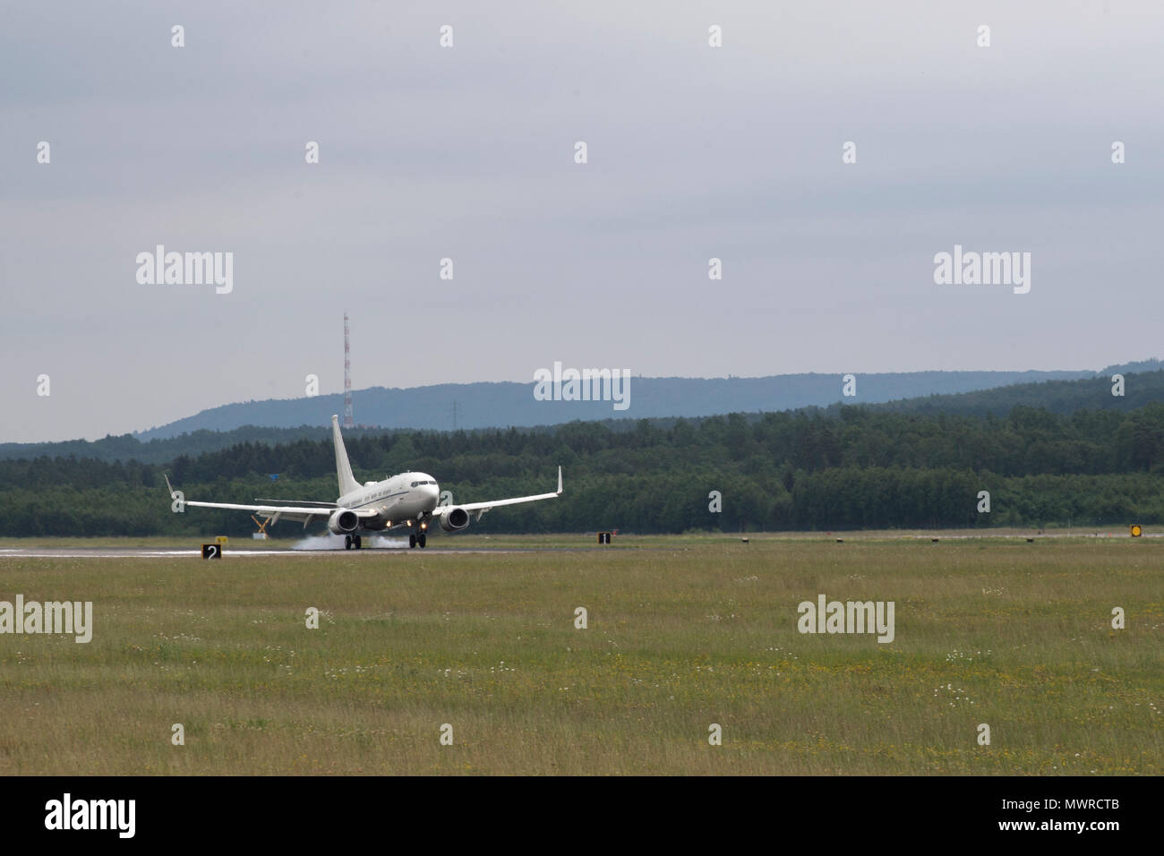 Un U.S. Air Force C-40B Clipper, assegnato per la 86Airlift Wing, taxi giù per la pista di rullaggio a Ramstein Air Base, Germania, 29 maggio 2018. Il C-40B è uno di una manciata NEGLI STATI UNITI Air Force flotta. (U.S. Air Force foto di Senior Airman Devin M. Rumbaugh) Foto Stock