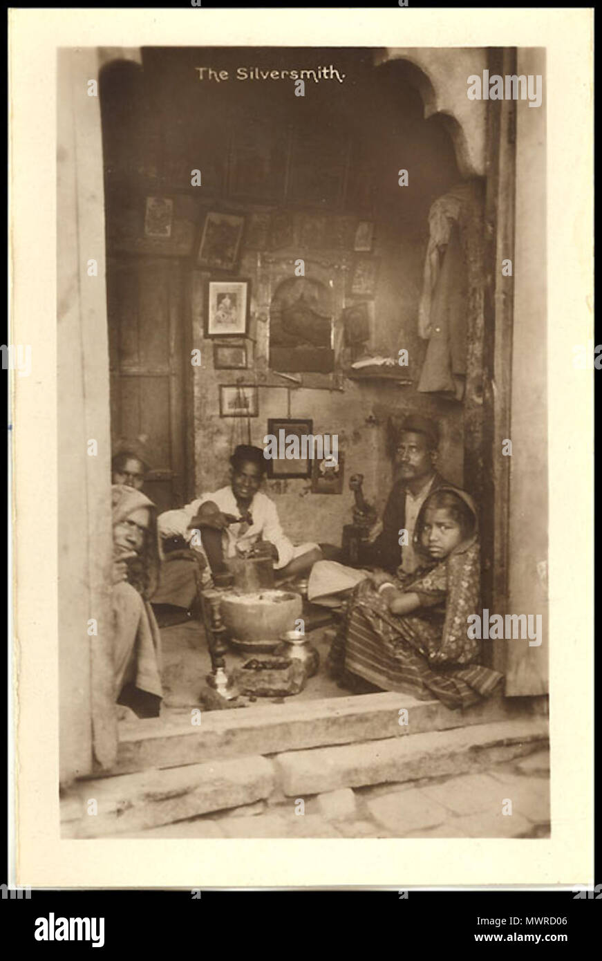 . Inglese: "L'Argentiere,' probabilmente Delhi, c.1930; anche *"Il Potter' * Fonte: ebay, Feb. 2009 . 1930. Sconosciuto 600 The Silversmith Foto Stock