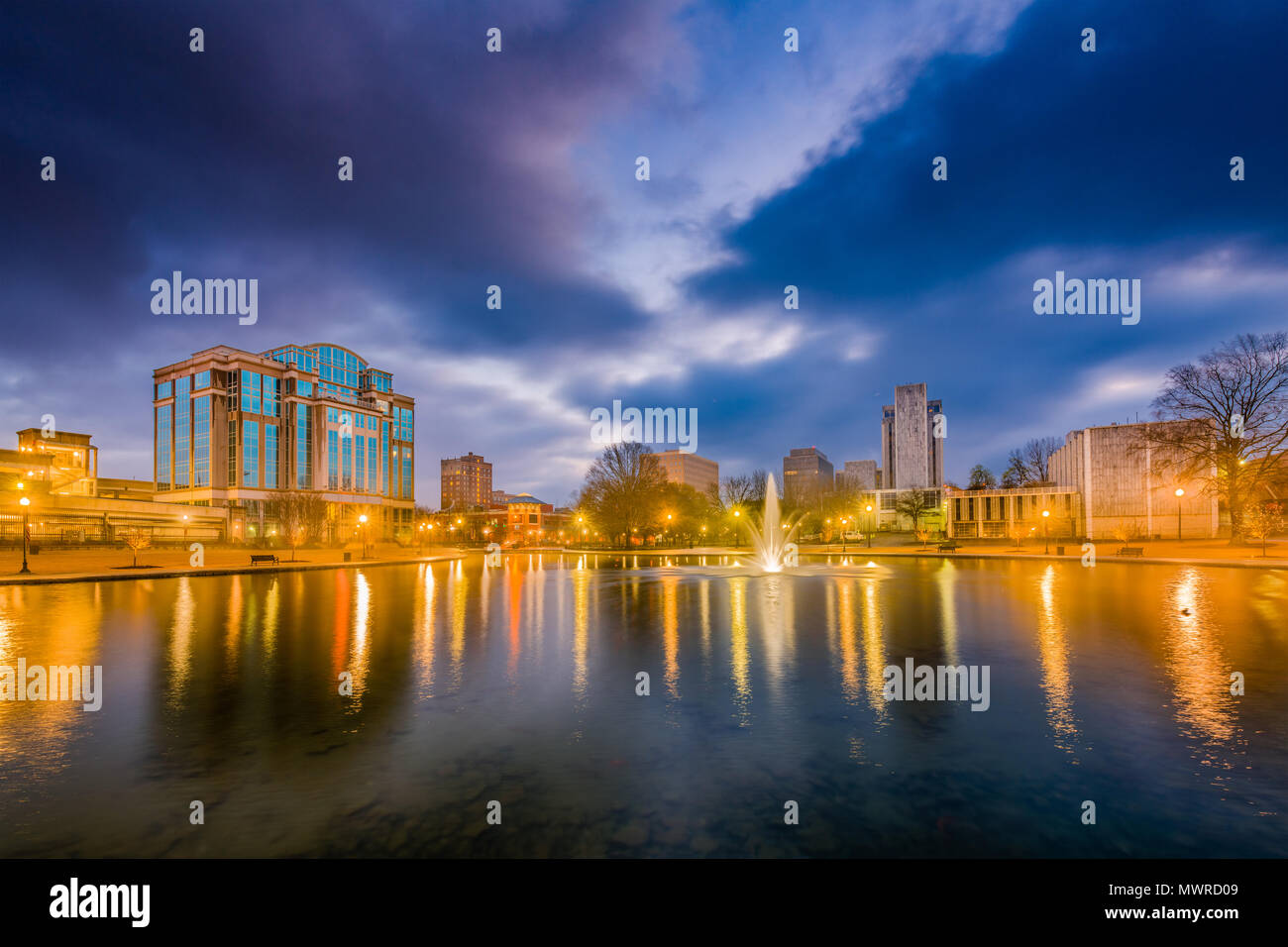 Huntsville, Alabama, Stati Uniti d'America park e il centro cittadino di paesaggio al crepuscolo. Foto Stock
