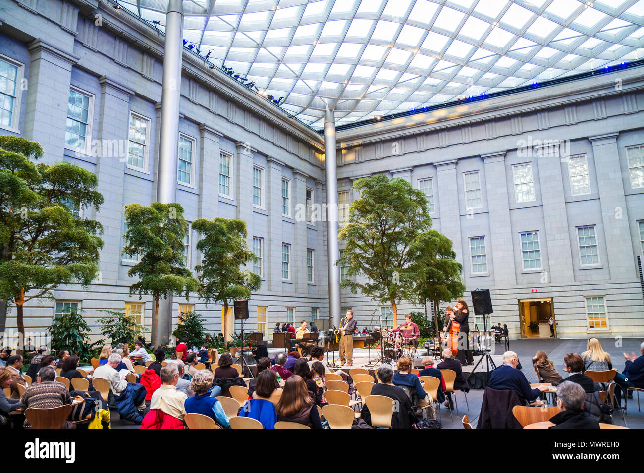 Washington DC DC, National Portrait Gallery, Donald W, Reynolds Center for American Art and Portraiture, Kogod Courtyard, lucernario, baldacchino in vetro Foto Stock