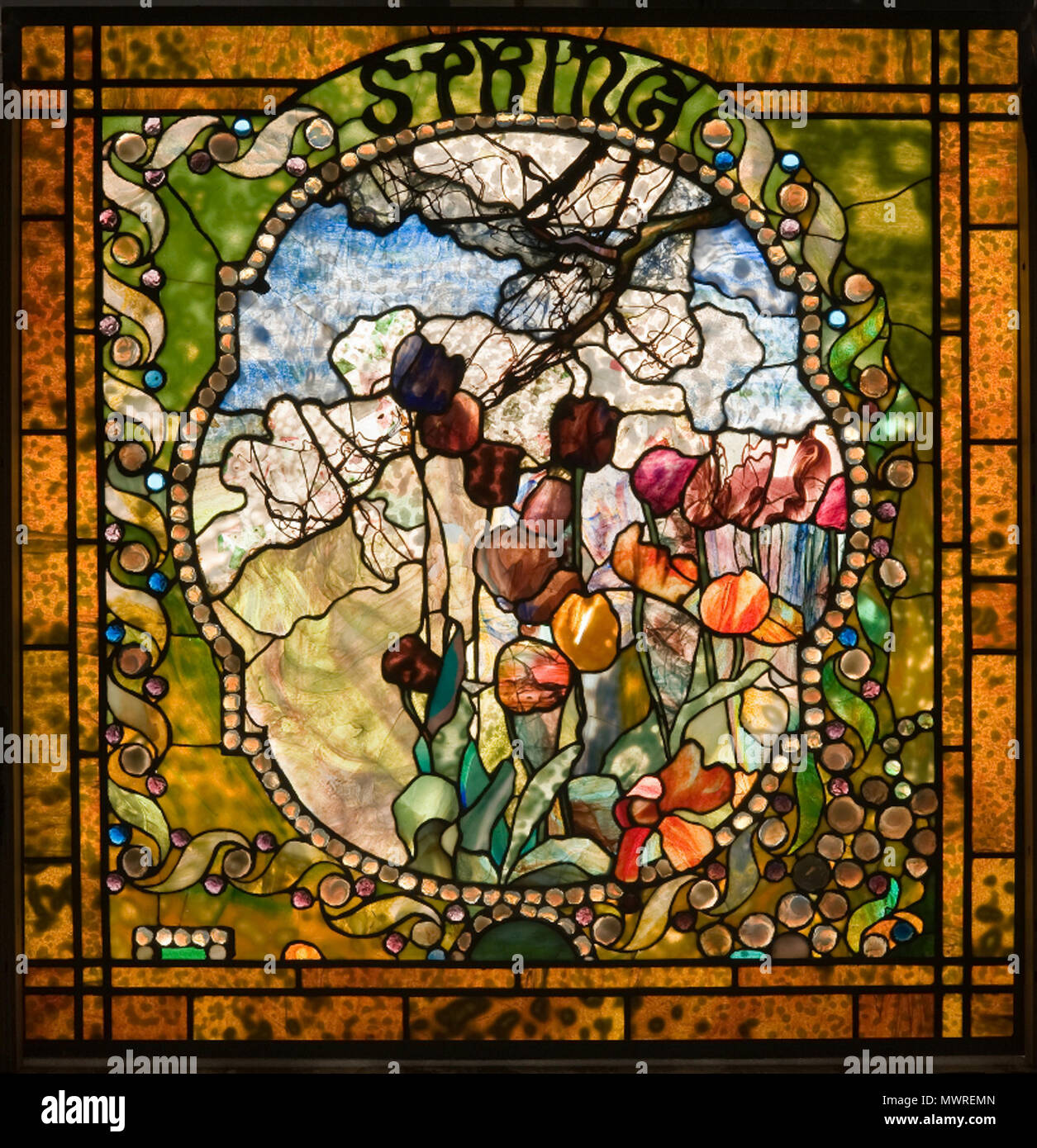 . Inglese: uno dei quattro leaded-pannelli di vetro dotato di un tema stagionale progettato da Louis Comfort Tiffany. Questo pannello è stato sul display a Tiffany Long Island station wagon Laurelton Hall, ed è ora nella collezione permanente del Charles Hosmer Morse Museo di Arte Americana. 7 giugno 2013, 11:35:07. Raymond Martinot 570 pannello elastico dal Four Seasons di piombo-finestra in vetro da Louis Comfort Tiffany Foto Stock