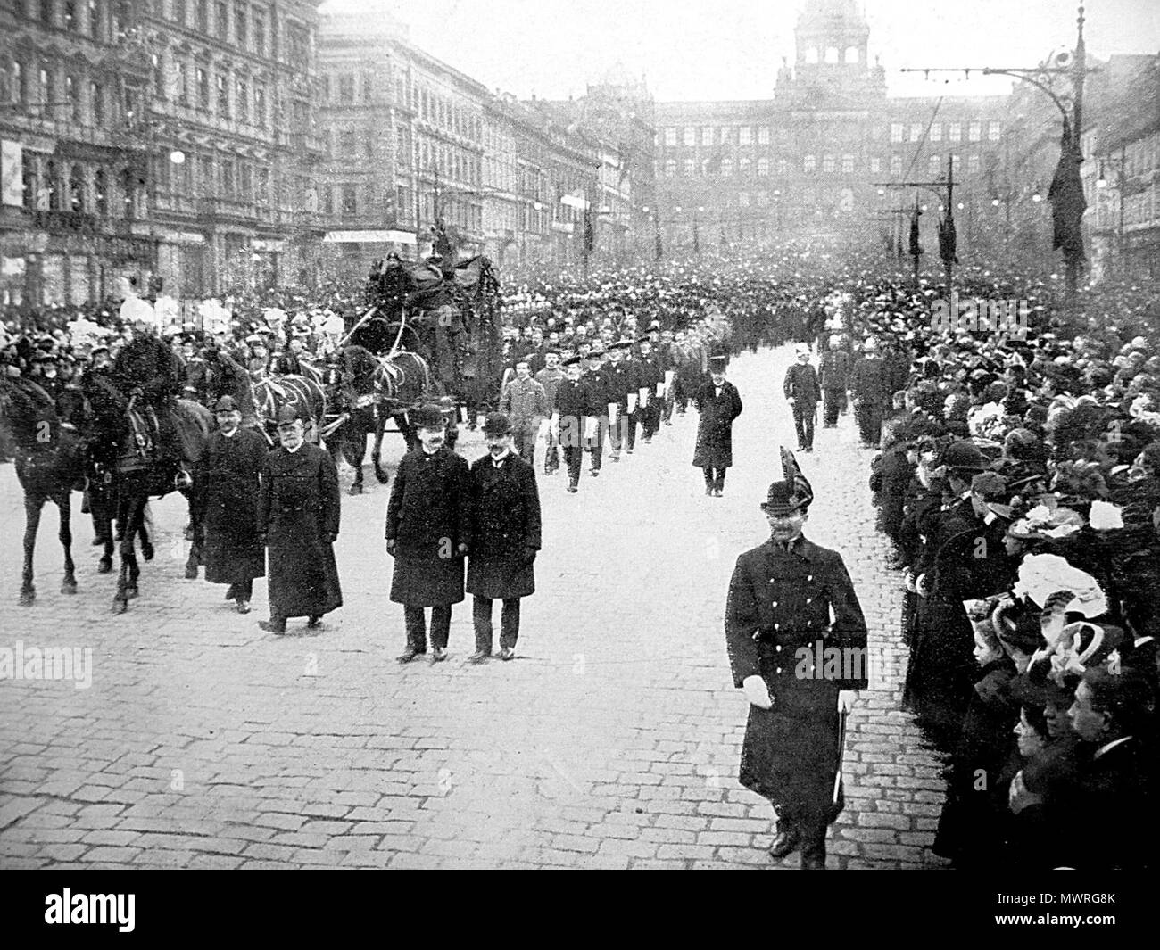 . Inglese: Funerali di scrittore ceco Svatopluk Čech, 1908. Čeština: Pohřební průvod spisovatele Svatopluka Čecha na Václavském náměstí. Dobová boccherini z roku 1908. Reprodukce z časopisu Zlatá Praha č. 23/1908, str. 287. 1908. Sconosciuto 582 Svatopluk Cech pohreb1 Foto Stock