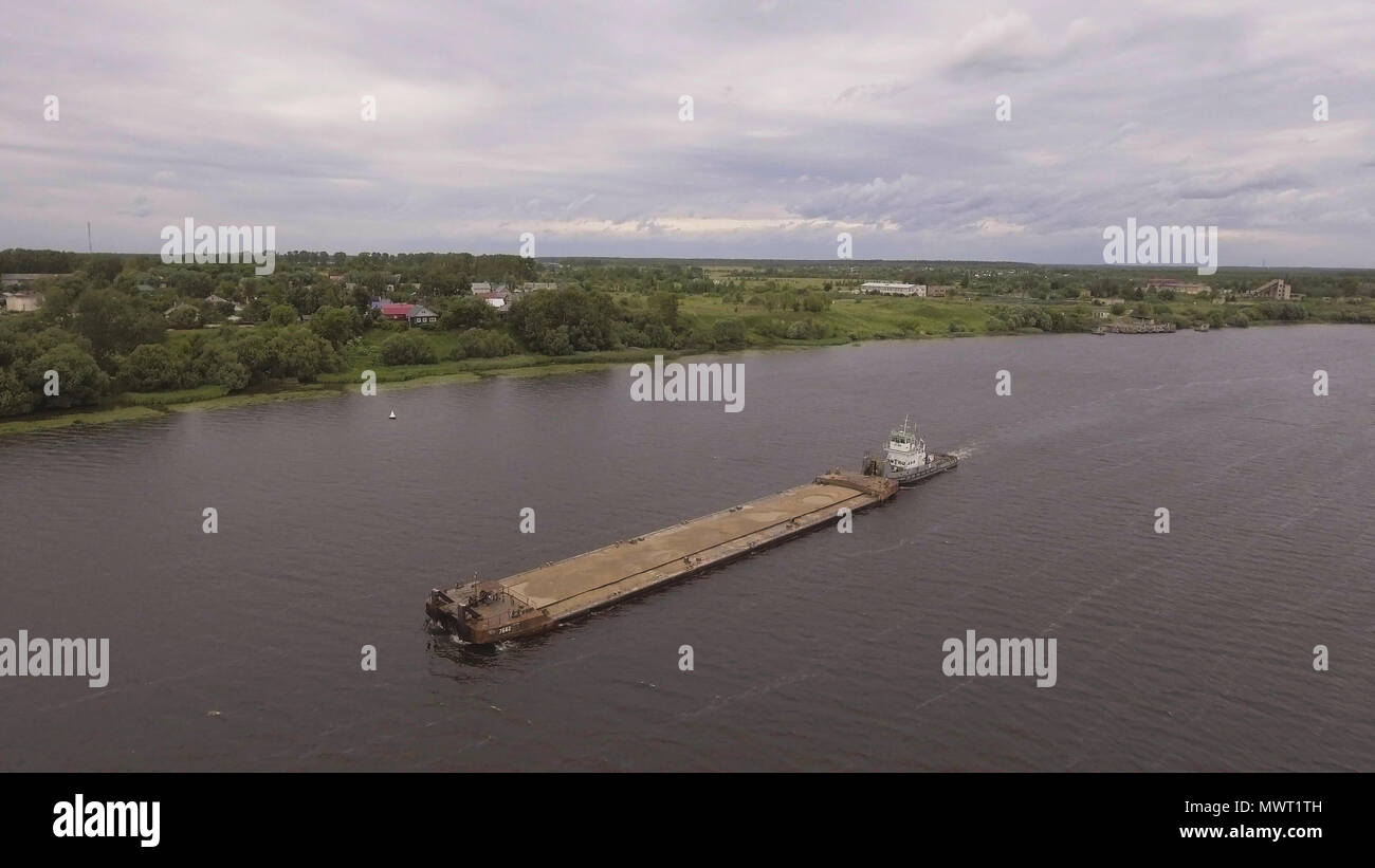 Vista aerea:River Barge sul bel fiume.Antenna:nave da carico sul fiume Volga. Foto Stock