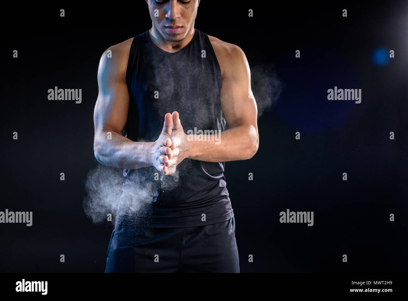 I giovani africani sportivo americano battendo le mani con talco su nero Foto Stock