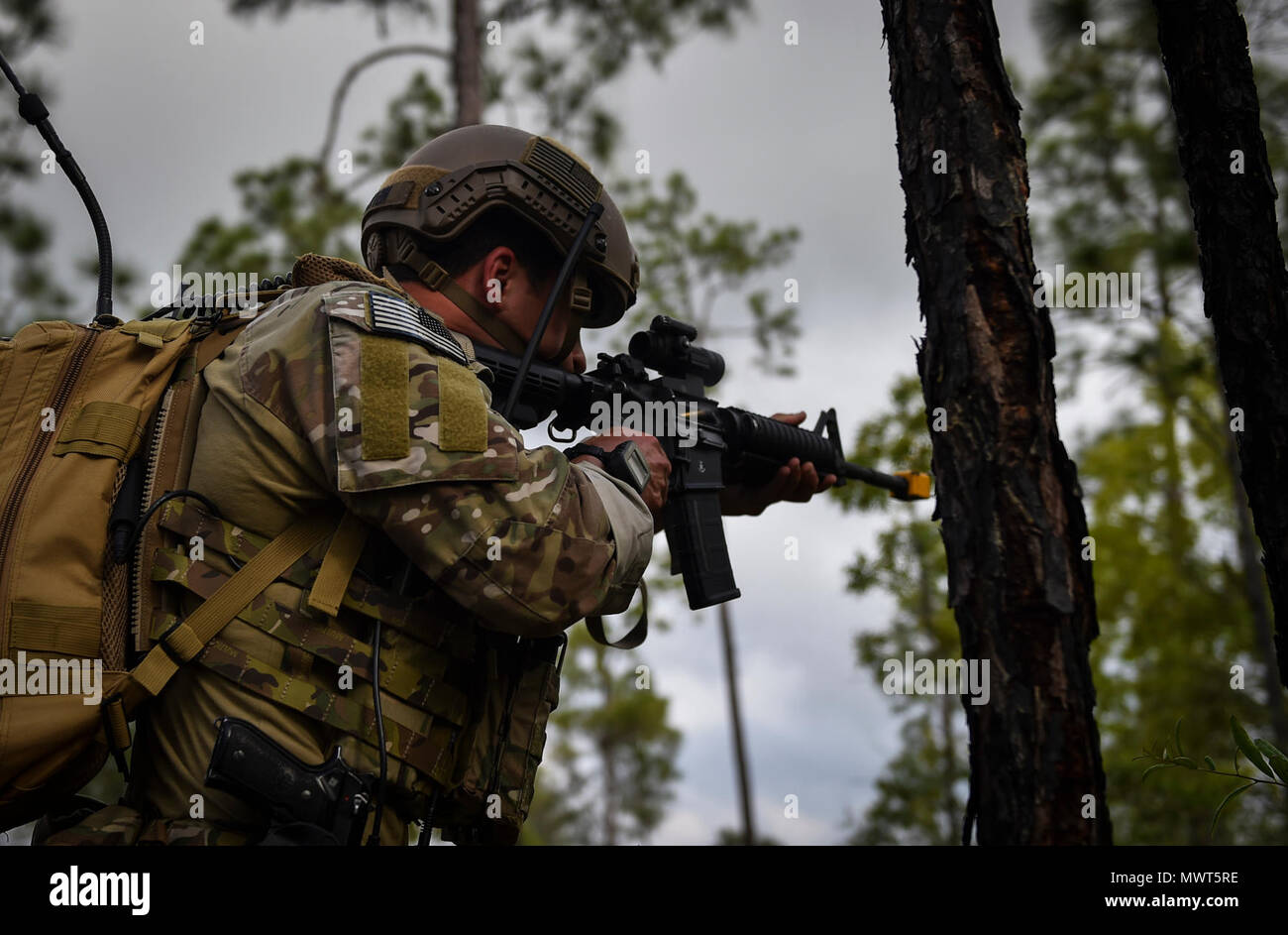 Aviazione di combattimento advisor gli studenti con il sesto Special Operations Squadron partecipa all'operazione artiglio Raven al duca Campo, Fla., 27 aprile 2017. Funzionamento artiglio Raven è il capstone evento per la Air Force Special Operations Training Center il combattimento aereo missione Advisor Corso di qualificazione. Combattere i consulenti dell'aviazione sono specificatamente addestrato e incaricato di accesso, treno, consigliare e assistere esteri forze di aviazione in airpower occupazione, di supporto e di integrazione di stranieri. Foto Stock