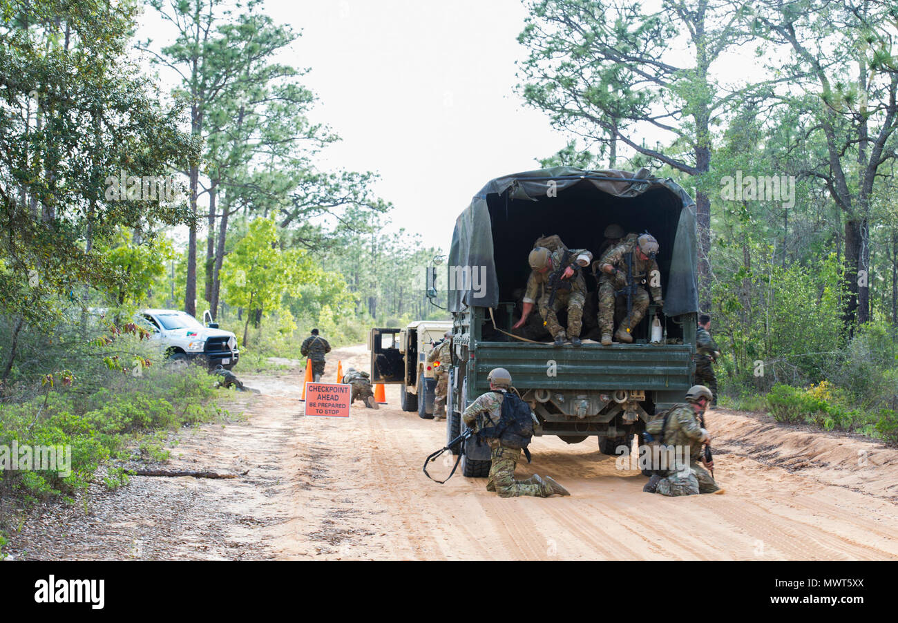 Aviazione di combattimento advisor gli studenti con il sesto Special Operations Squadron partecipa all'operazione artiglio Raven al duca Campo, Fla., 27 aprile 2017. Funzionamento artiglio Raven è il capstone evento per la Air Force Special Operations Training Center il combattimento aereo missione Advisor Corso di qualificazione. Combattere i consulenti dell'aviazione sono specificatamente addestrato e incaricato di accesso, treno, consigliare e assistere esteri forze di aviazione in airpower occupazione, di supporto e di integrazione di stranieri. Foto Stock