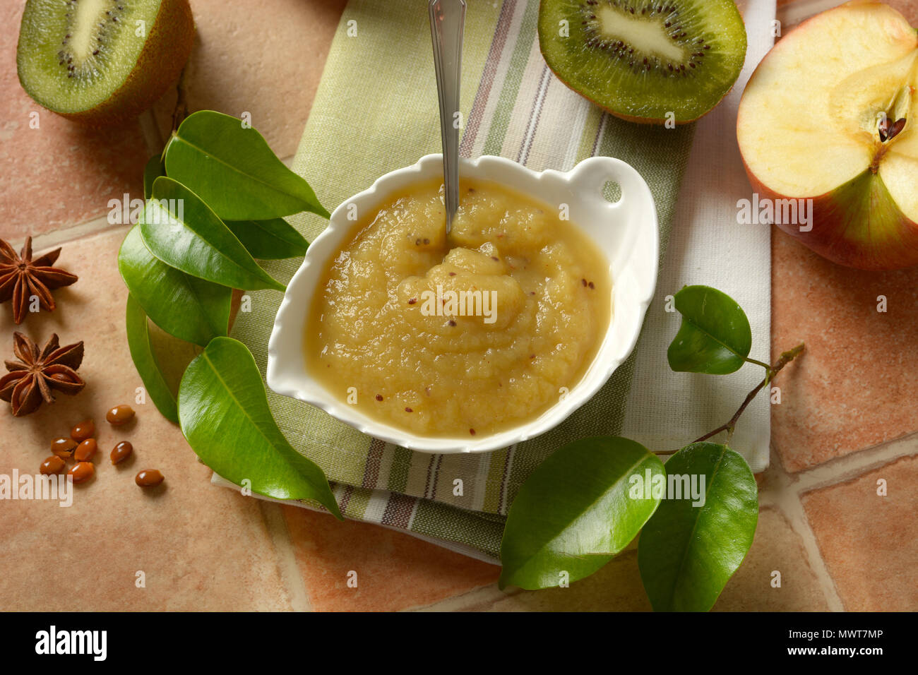 Kiwi e mousse di apple con frutta intorno - porzione nella ciotola bianco - primo piano Foto Stock