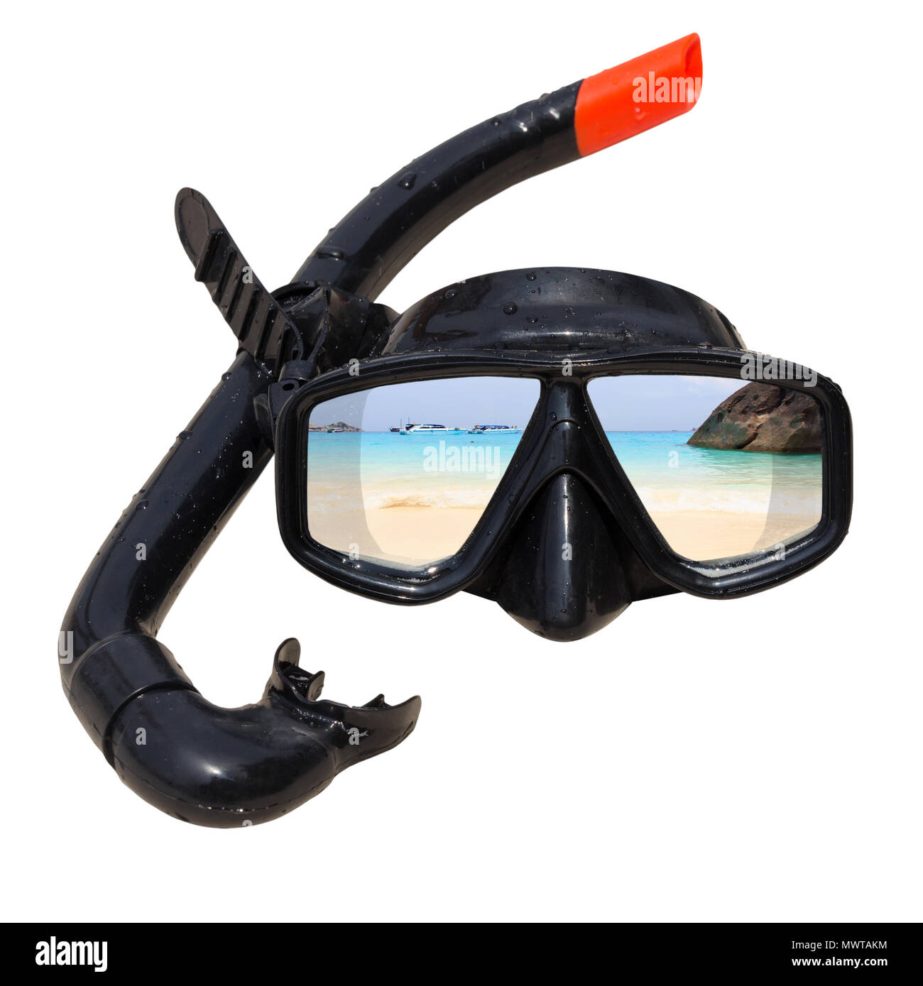 La spiaggia paesaggio è riflessa nella maschera subacquea e snorkeling sulla spiaggia. Foto Stock