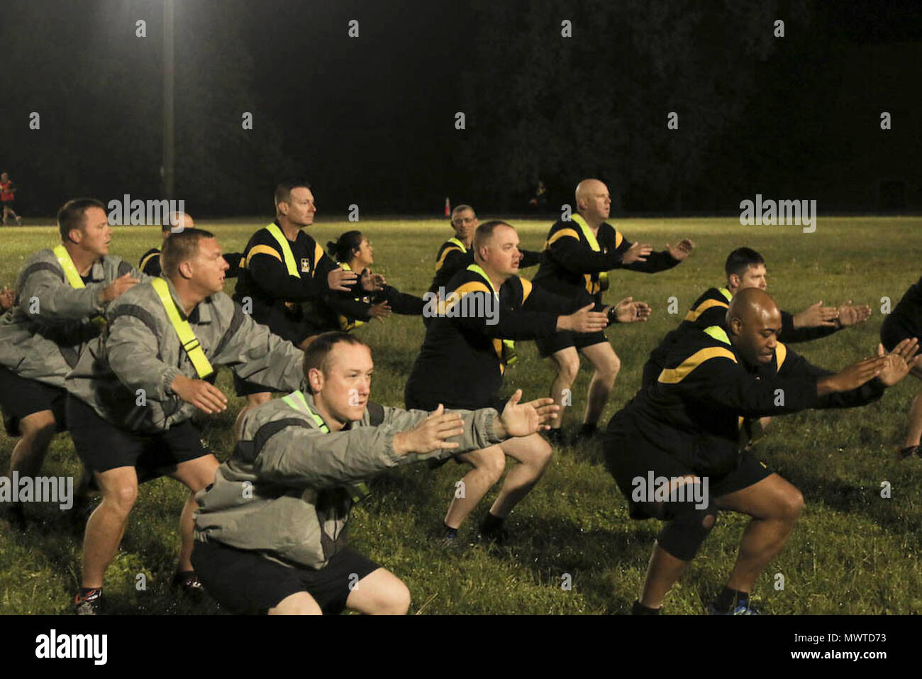 Quarta brigata di cavalleria tenuto un team-building preparazione fisica sessione di formazione presso Natcher Centro Fitness, 28 aprile 2017, a Fort Knox. Dopo il PRT, Divisione est, prima armata comandante generale, il Mag. Gen. Todd McCaffrey ha parlato alla brigata.(US Army Foto Stock