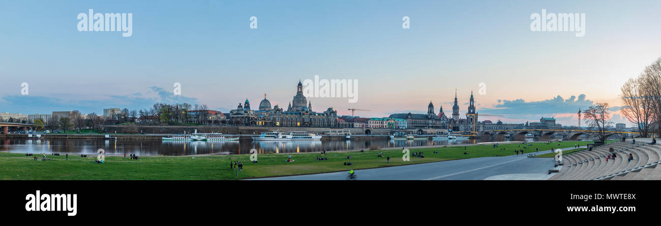 Twilight a Dresda, sopra il fiume Elba a Dresda,Tedesco Foto Stock