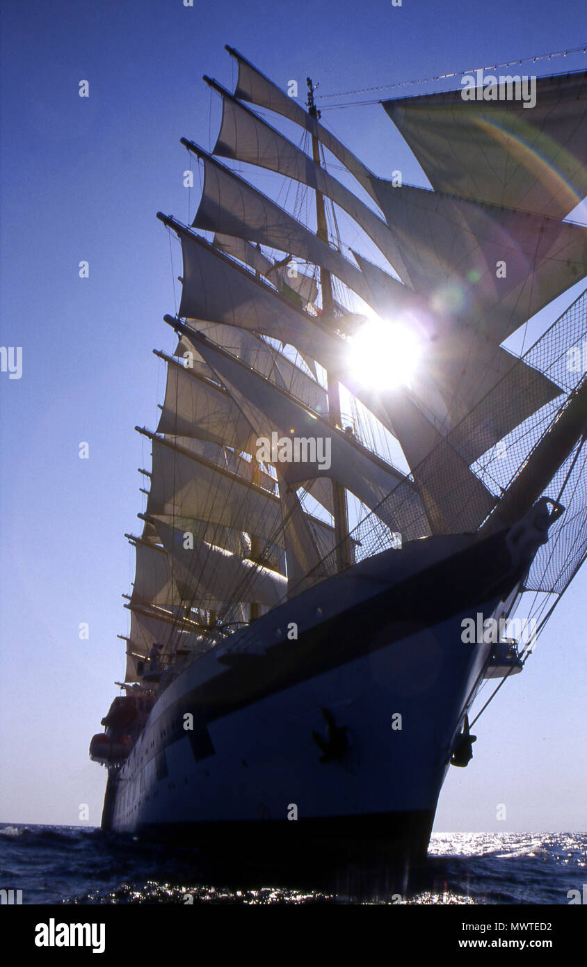 Impressionante windjammer parade nella baia di Kiel. Antivento in pelo sotto la vela. Singolarmente o in uno splendido panorama. Foto Stock