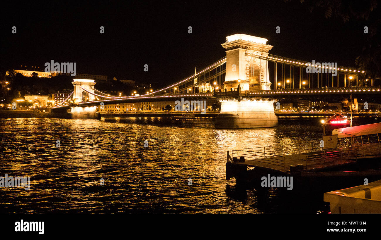 'Szechenyi Chain Bridge' sospensione ponte di notte, che attraversano il fiume Danubio a Budapest, Ungheria. Foto Stock