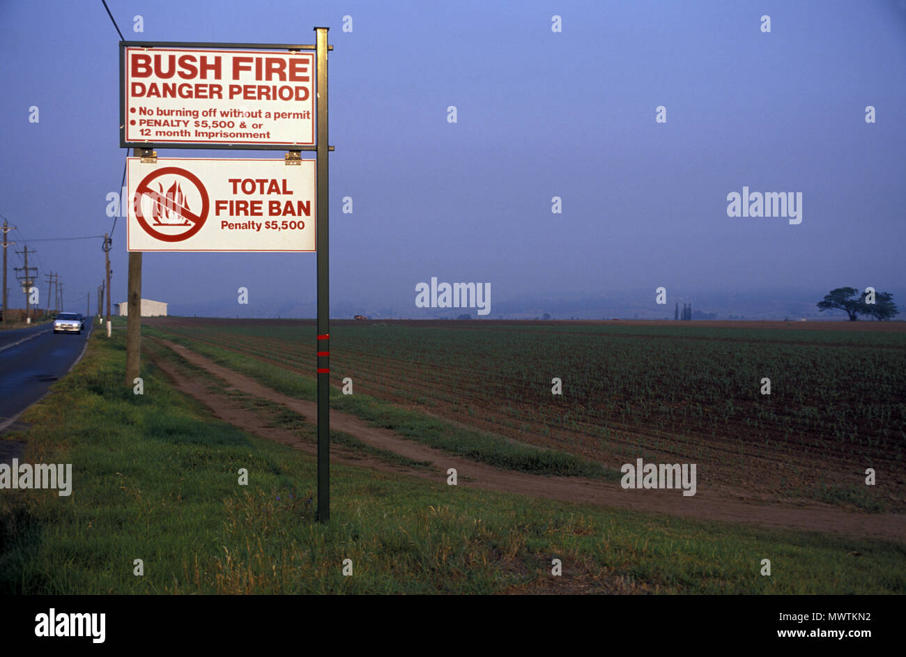 Sydney (2001) Bush fire scena, periodo di pericolo segno, Hawkesbury Valley, Nuovo Galles del Sud Foto Stock