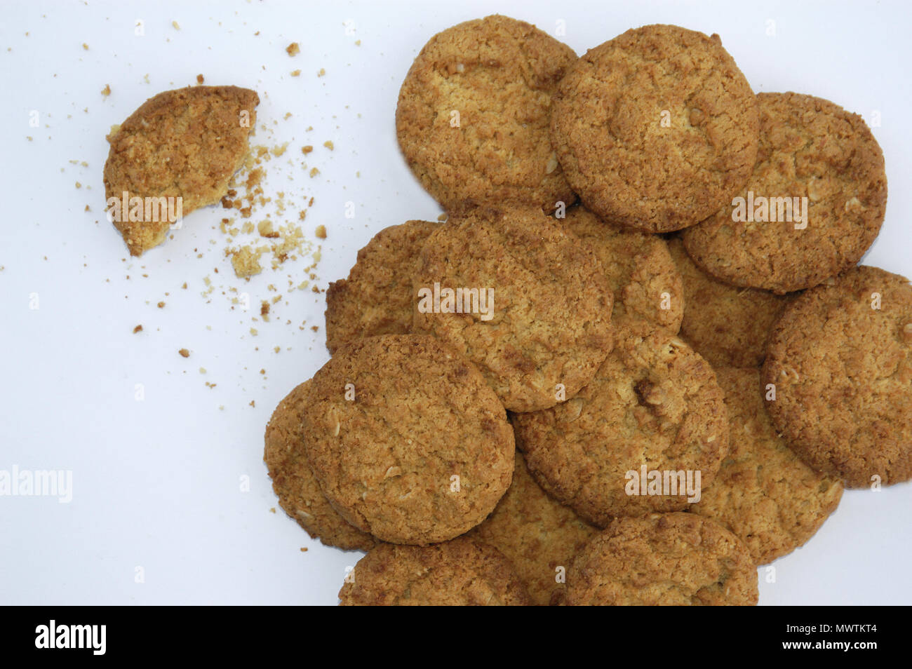 IMMAGINE IN STUDIO DI BISCOTTI ANZAC FATTI IN CASA CHE HANNO AVUTO ORIGINE DURANTE LA PRIMA GUERRA MONDIALE E SONO STATI COTTI E INVIATI AI SOLDATI ALL'ESTERO. Foto Stock