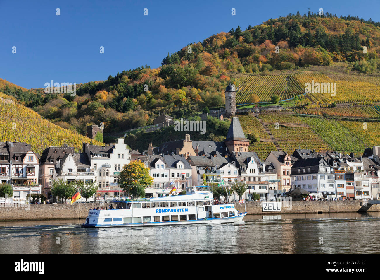 Escursione in barca sul fiume Moselle, Runder Turm torre, Zell, Renania-Palatinato, Germania, Europa Foto Stock
