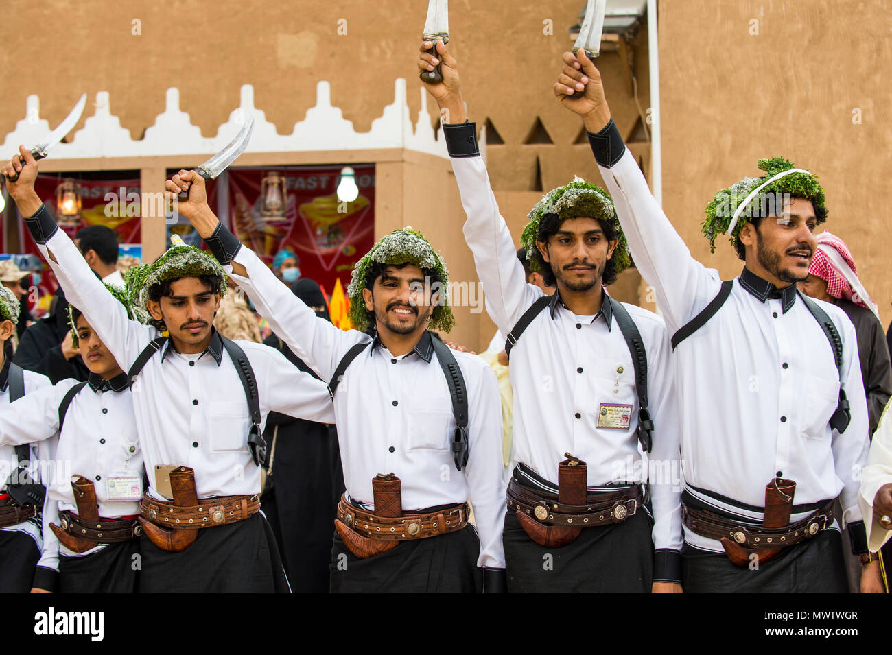 Colorato tradizionalmente condita uomini, al Festival Janadriyah, Riyadh, Arabia Saudita, Medio Oriente Foto Stock