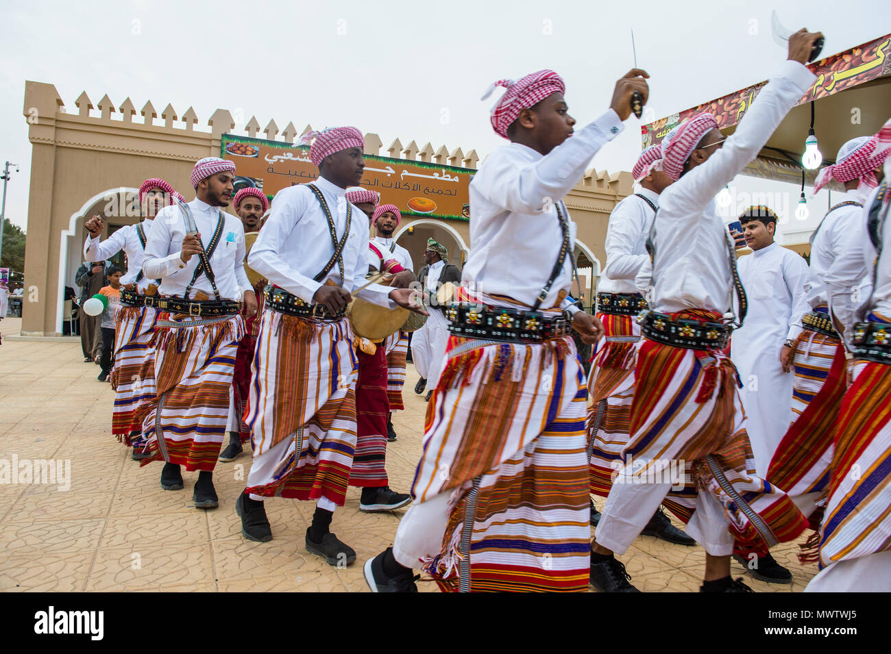 Vestito tradizionale tribesmen locale dancing al Festival Janadriyah, Riyadh, Arabia Saudita, Medio Oriente Foto Stock