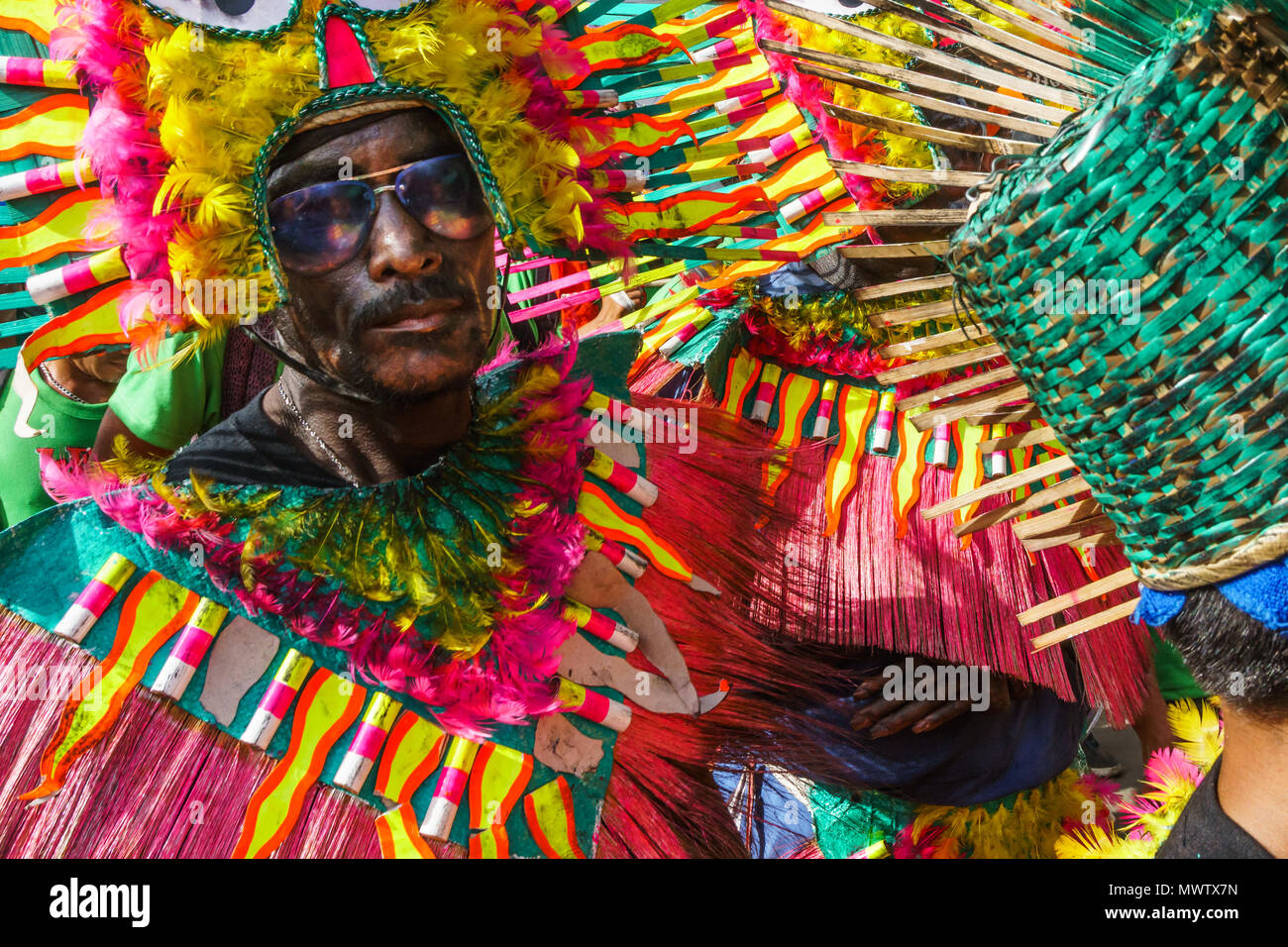 Cool partecipante in occhiali scuri e stravaganti abiti colorati in occasione dell'annuale Festival Ati-Atihan, Isola di Kalibo, Filippine, Sud-est asiatico, in Asia Foto Stock
