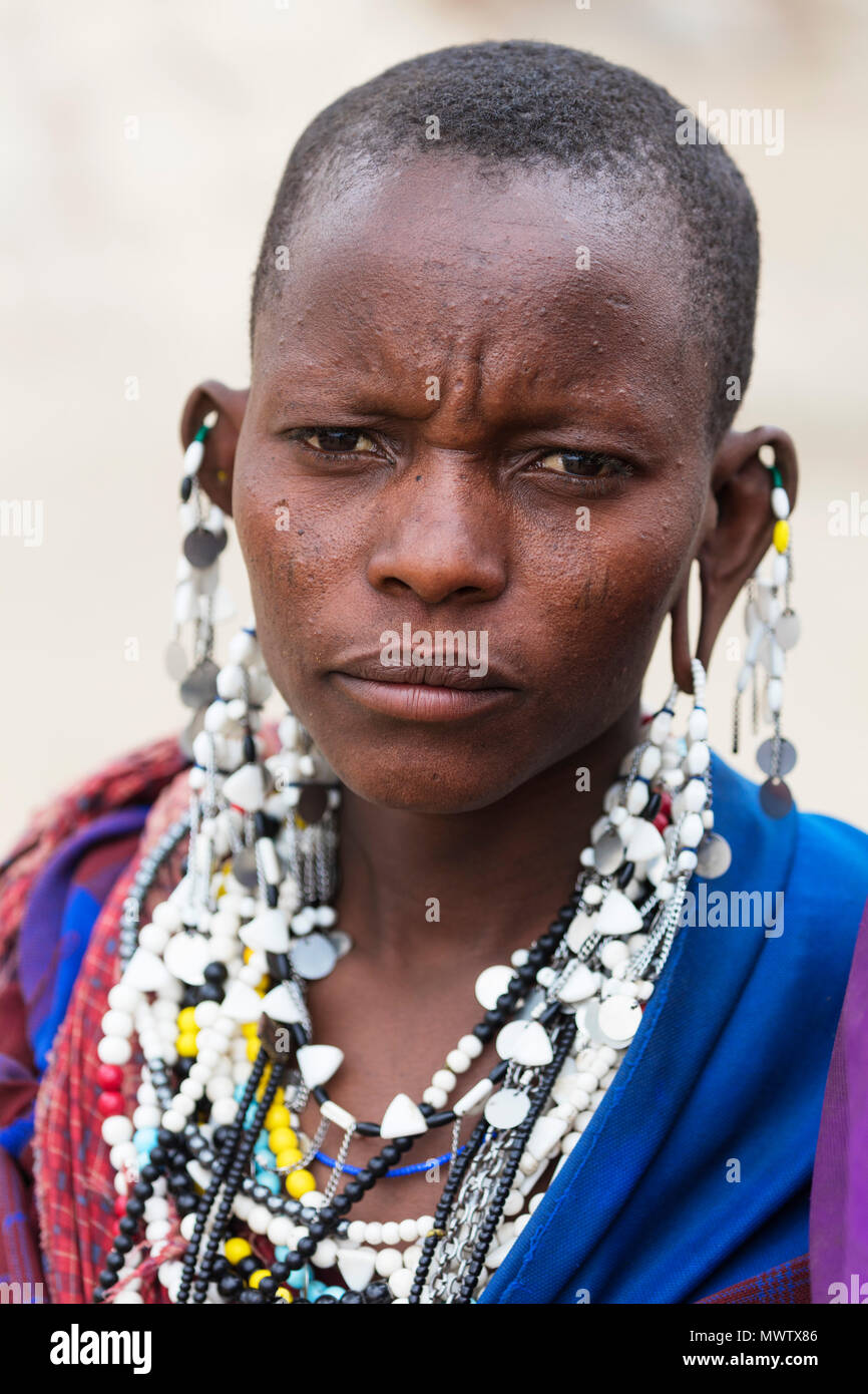 Tribù Masai donna con gioielli decorati, Serengeti National Park, sito Patrimonio Mondiale dell'UNESCO, Tanzania, Africa orientale, Africa Foto Stock